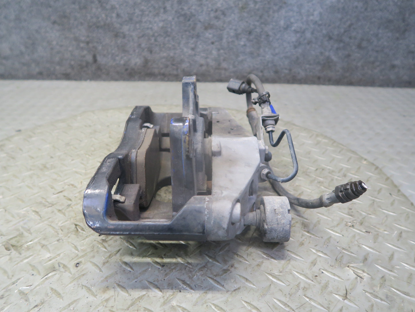 2008 VW Golf MK5 R32 AWD Set of 2 Front Left & Right Brake Caliper OEM