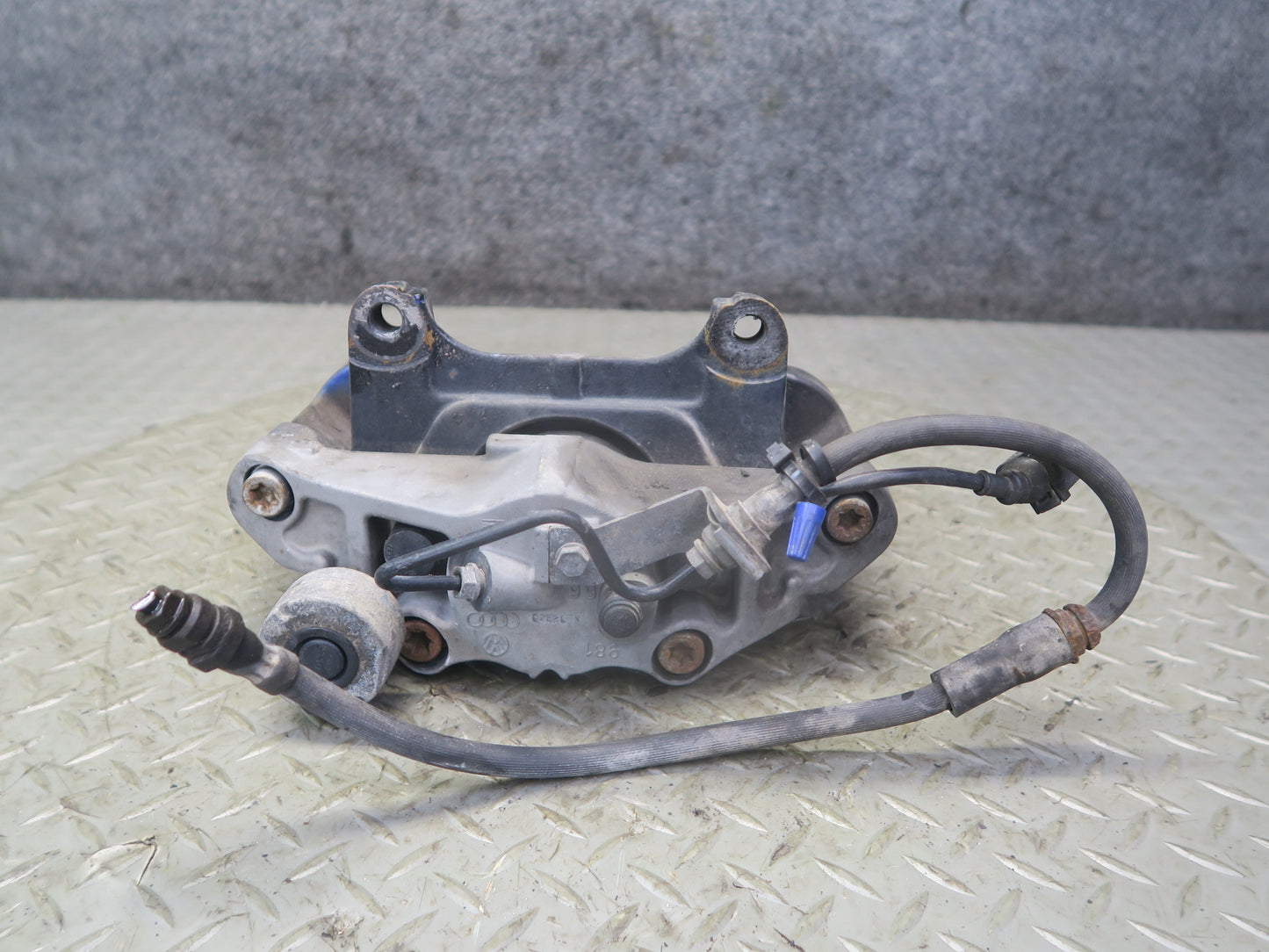 2008 VW Golf MK5 R32 AWD Set of 2 Front Left & Right Brake Caliper OEM