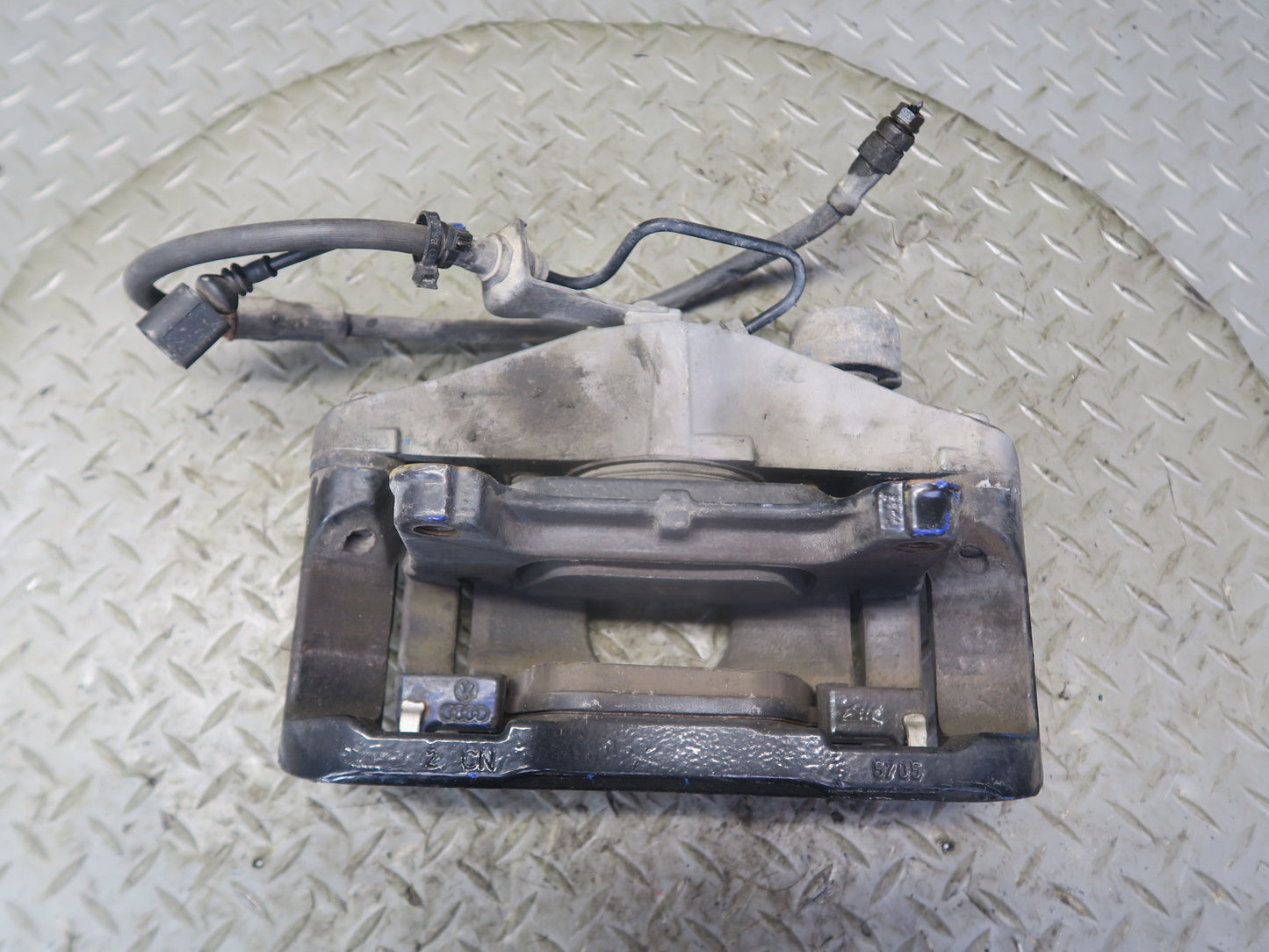 2008 VW Golf MK5 R32 AWD Set of 2 Front Left & Right Brake Caliper OEM