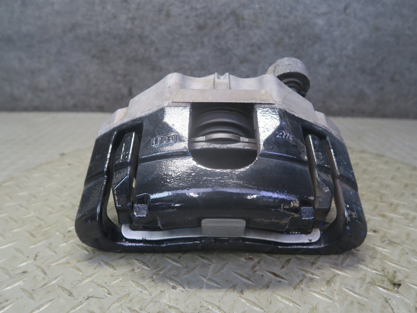 2008 VW Golf MK5 R32 AWD Set of 2 Front Left & Right Brake Caliper OEM