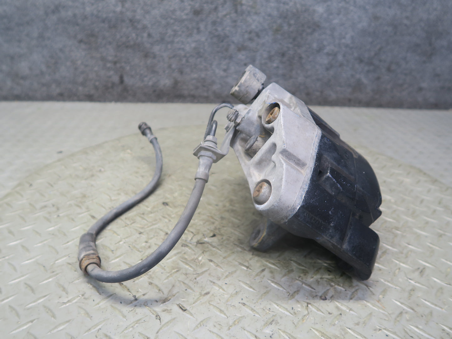 2008 VW Golf MK5 R32 AWD Set of 2 Front Left & Right Brake Caliper OEM