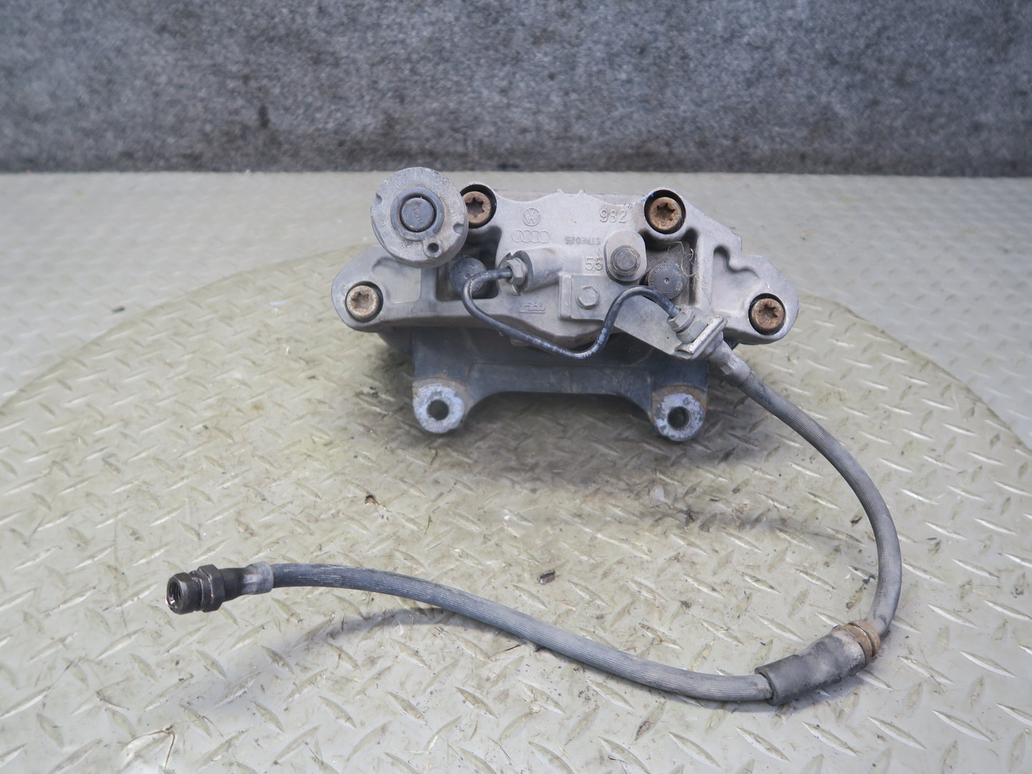2008 VW Golf MK5 R32 AWD Set of 2 Front Left & Right Brake Caliper OEM