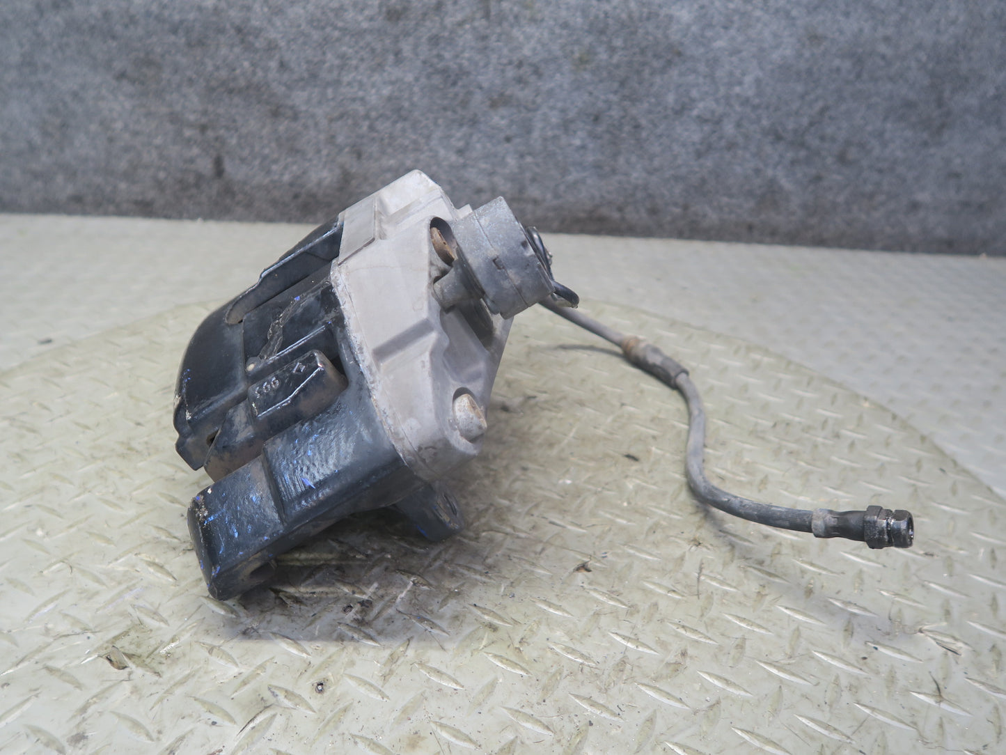 2008 VW Golf MK5 R32 AWD Set of 2 Front Left & Right Brake Caliper OEM