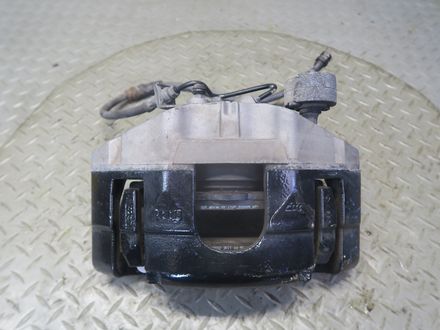 2008 VW Golf MK5 R32 AWD Set of 2 Front Left & Right Brake Caliper OEM