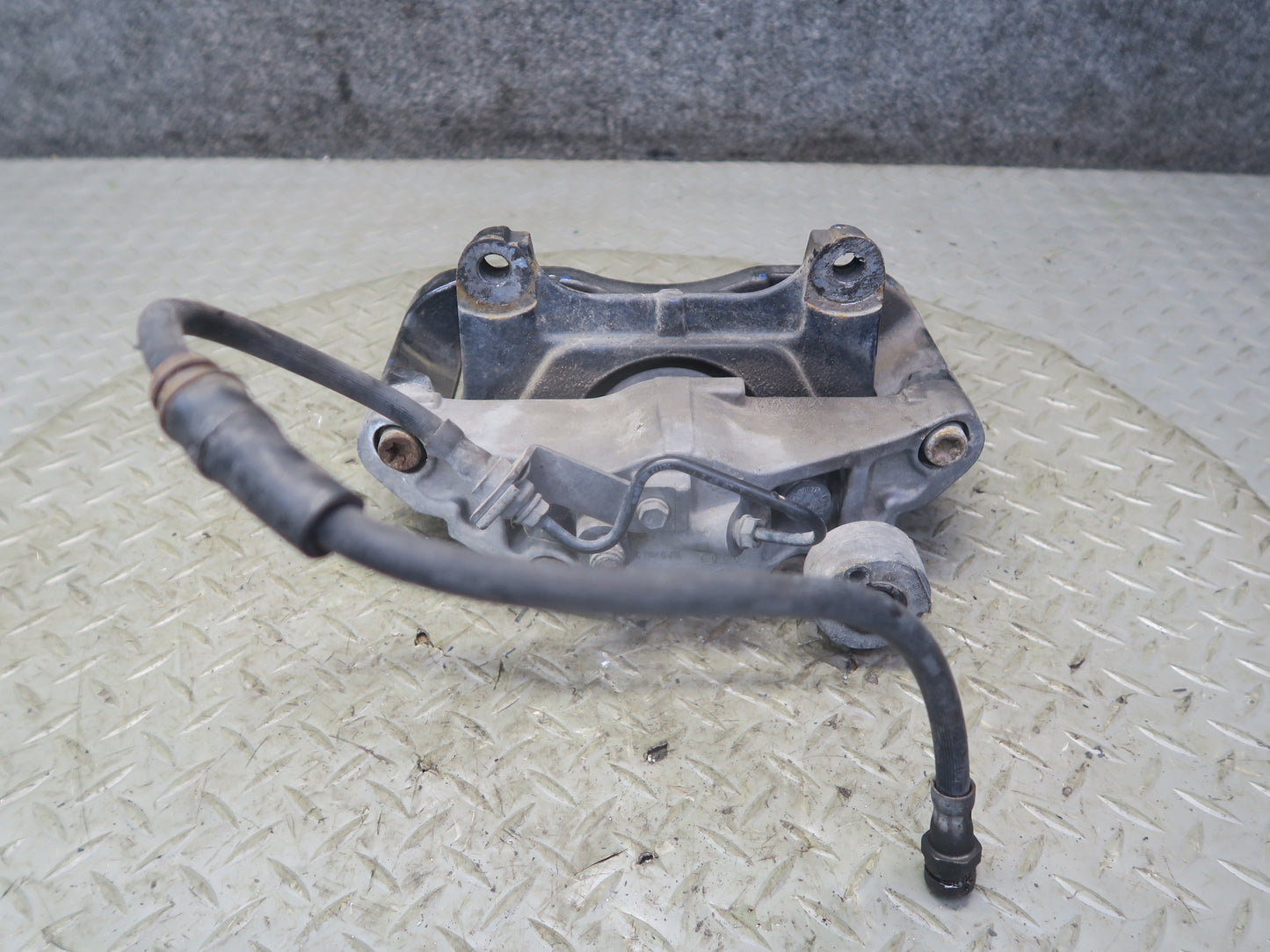 2008 VW Golf MK5 R32 AWD Set of 2 Front Left & Right Brake Caliper OEM