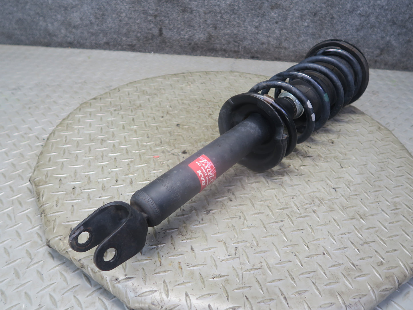 97-00 Lexus UZZ30L SC400 RWD Set of 2 Rear Left & Right Strut Shock Absorber KYB