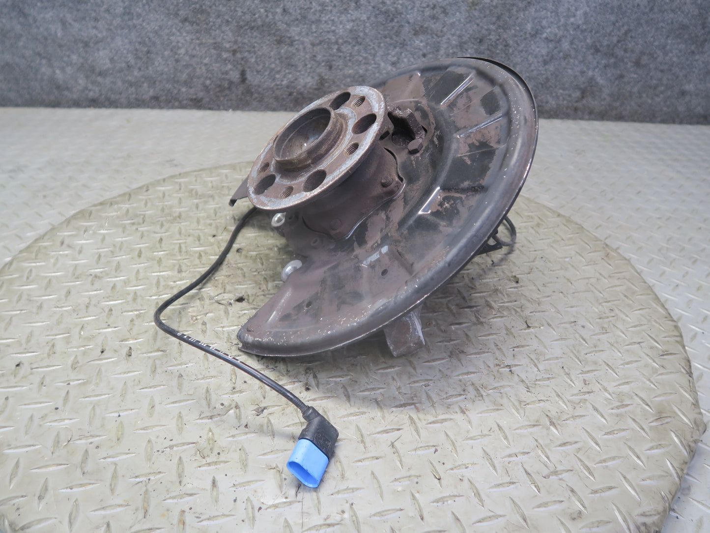 13-20 Mercedes R231 SL550 RWD Rear Left Spindle Knuckle Wheel Hub Bearing OEM