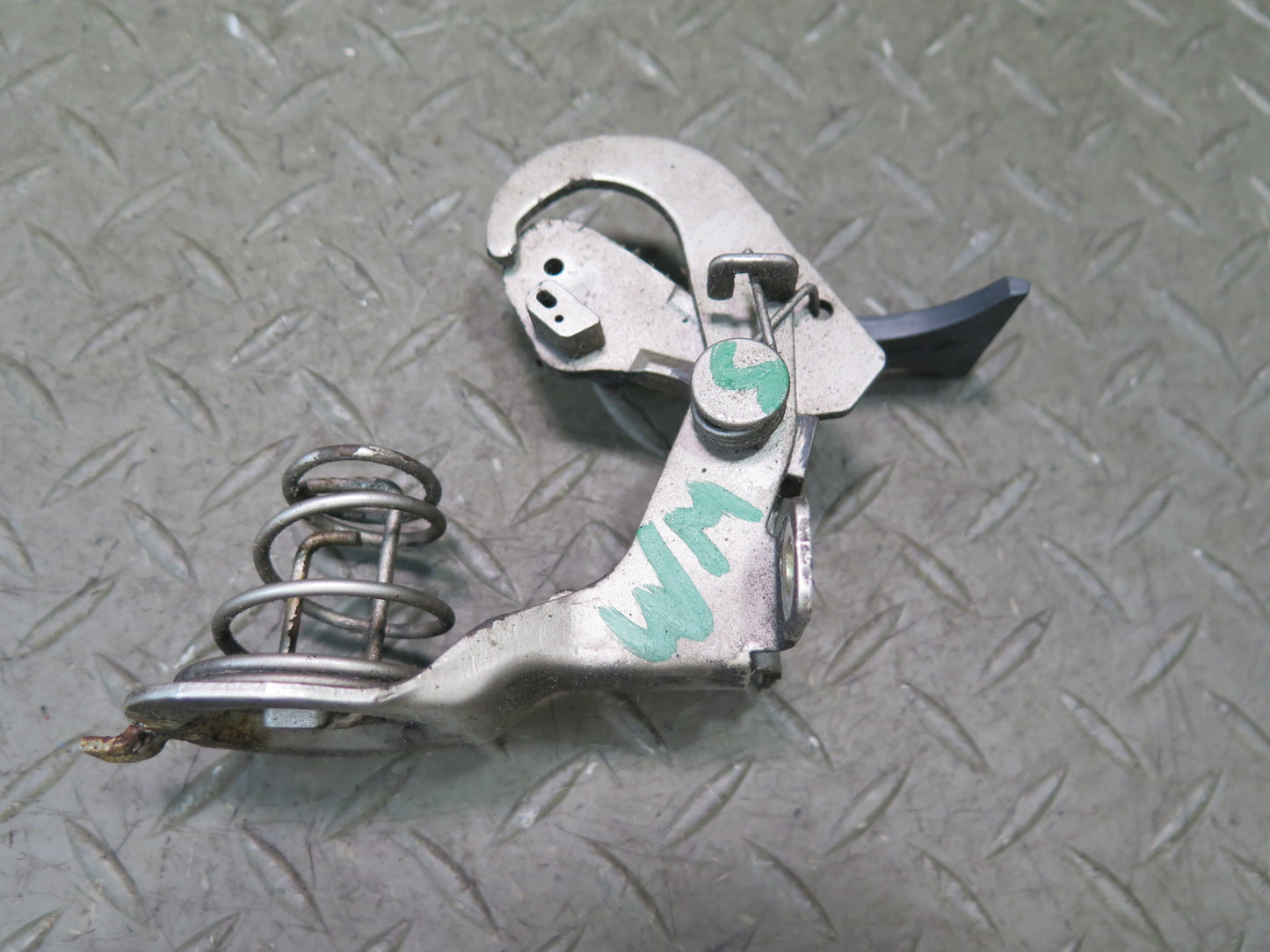94-99 Mercedes W140 S420 S500 Front Hood Center Lock Latch Opener Handle OEM