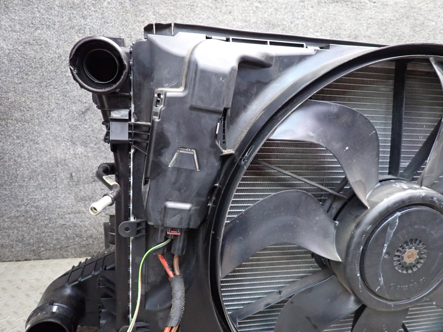 2012-2015 Mercedes R172 SLK250 Engine Radiator Condenser Fan Core Support Assy
