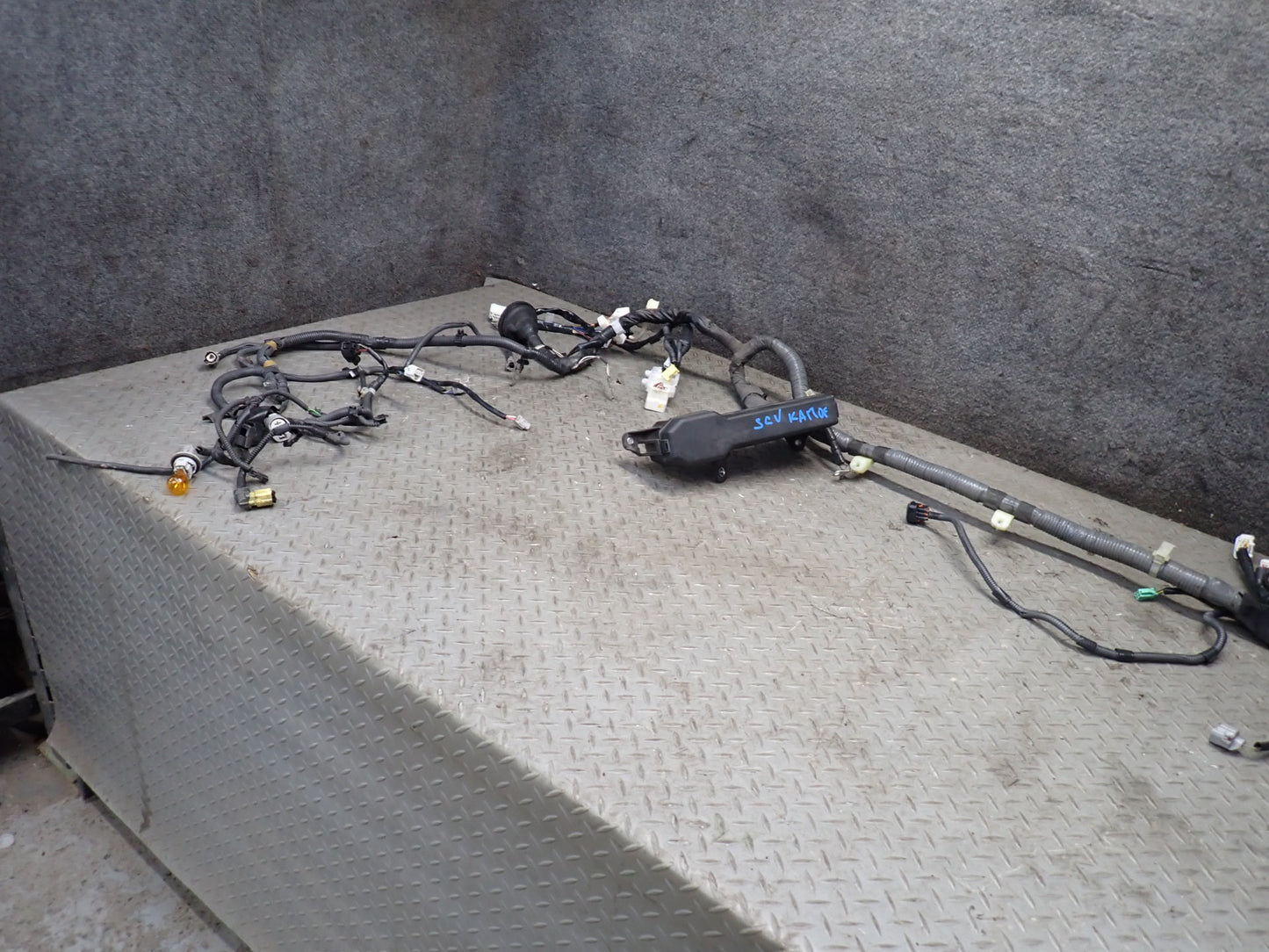 2006 Lexus UZZ40 SC430 Engine Motor Bay Wire Harness Fuse Relay Box Assy 74K OEM