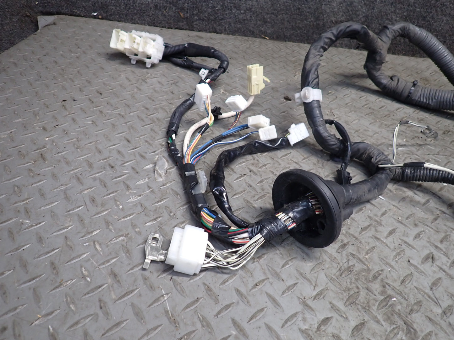 2006 Lexus UZZ40 SC430 Engine Motor Bay Wire Harness Fuse Relay Box Assy 74K OEM