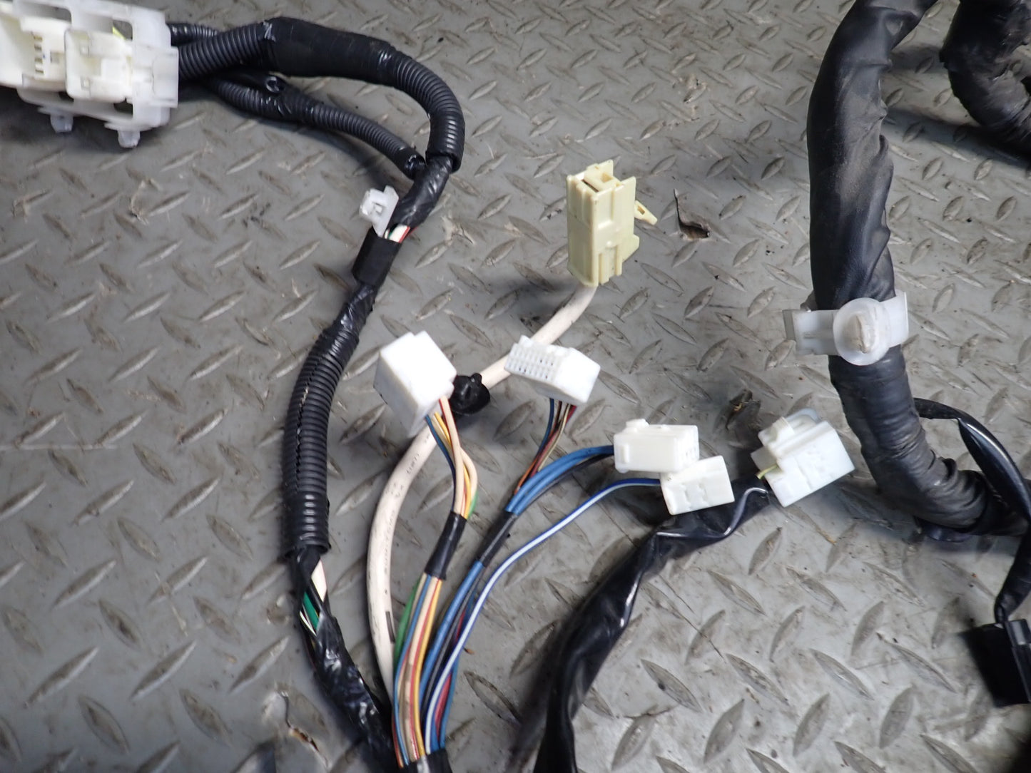2006 Lexus UZZ40 SC430 Engine Motor Bay Wire Harness Fuse Relay Box Assy 74K OEM