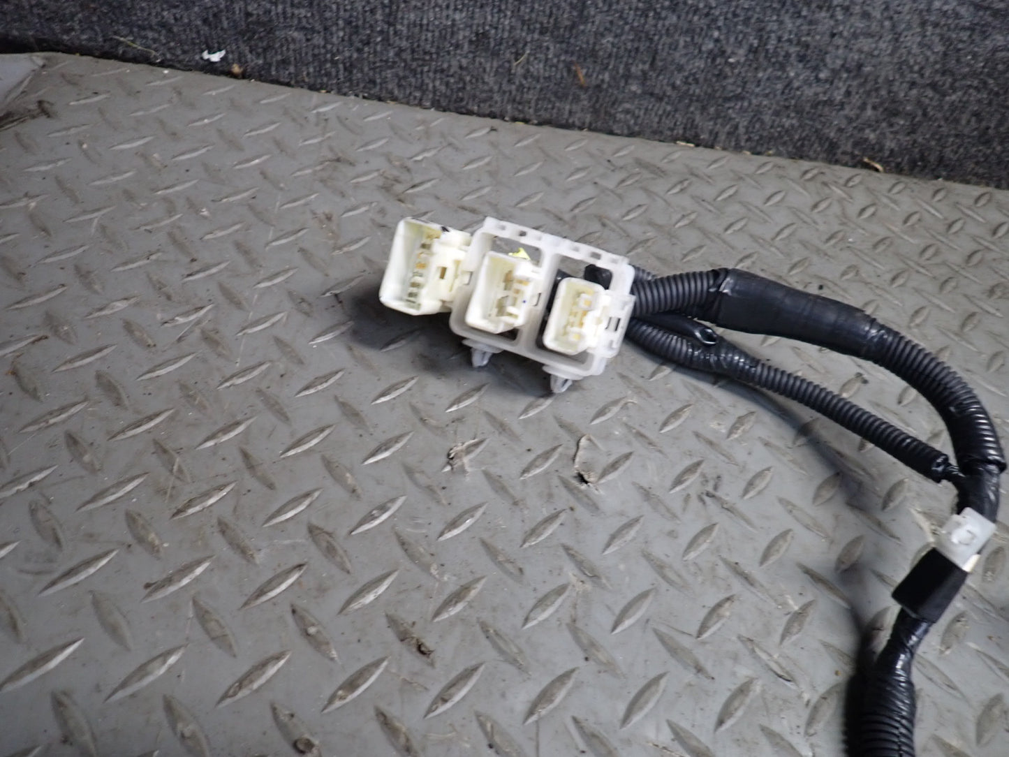 2006 Lexus UZZ40 SC430 Engine Motor Bay Wire Harness Fuse Relay Box Assy 74K OEM