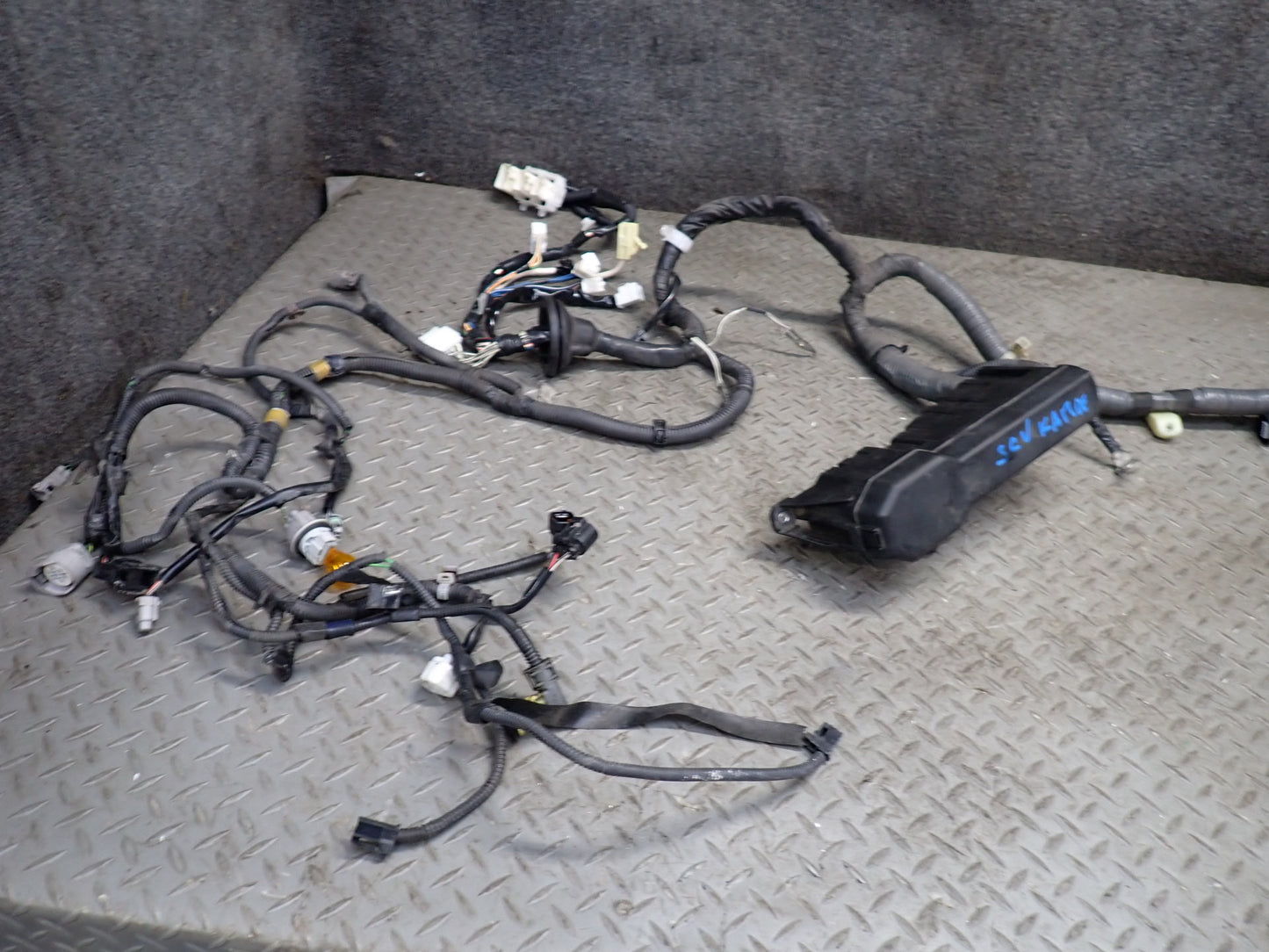 2006 Lexus UZZ40 SC430 Engine Motor Bay Wire Harness Fuse Relay Box Assy 74K OEM