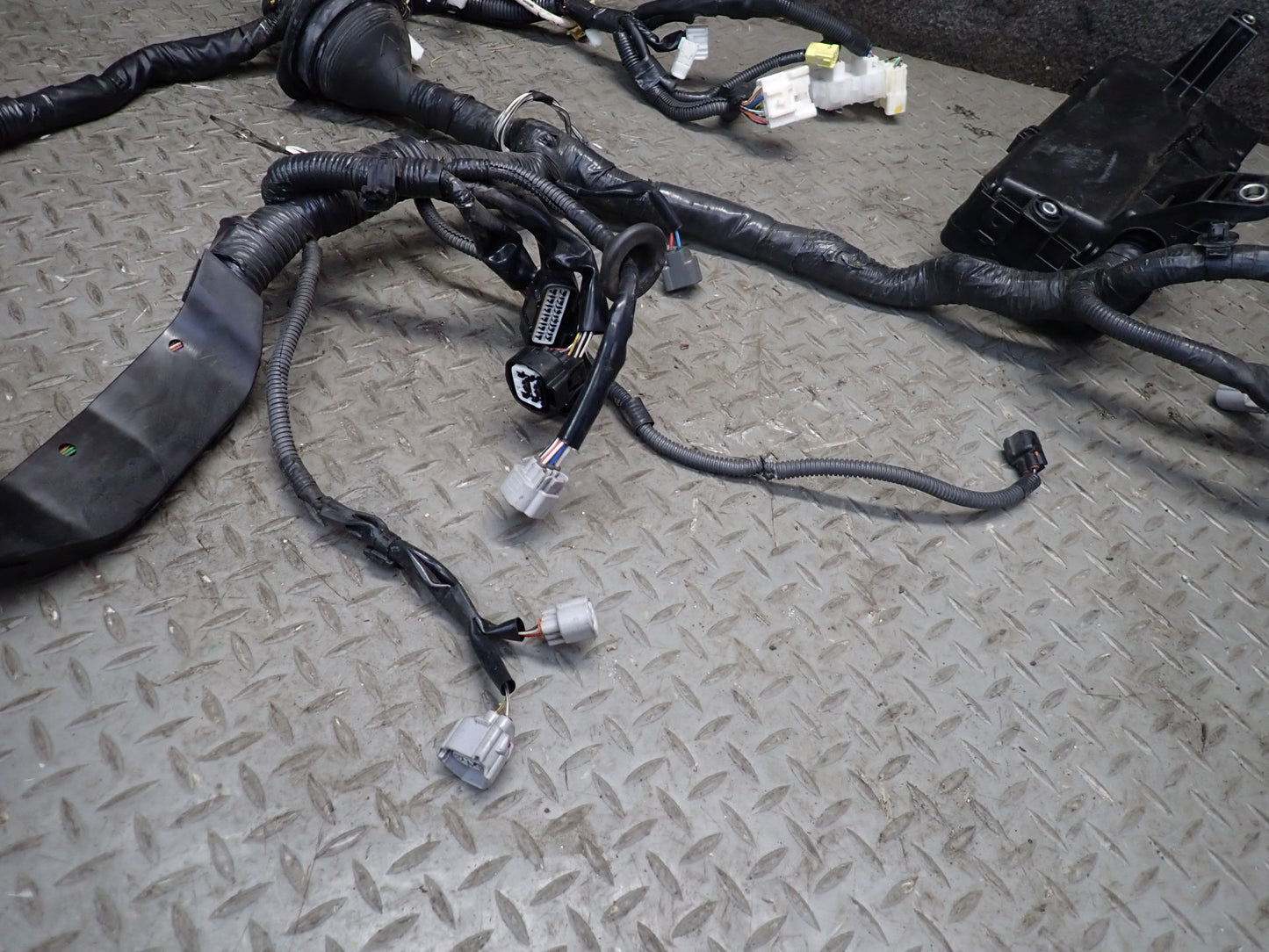 2006 Lexus UZZ40 SC430 Engine Motor Bay Wire Harness Fuse Relay Box Assy 74K OEM