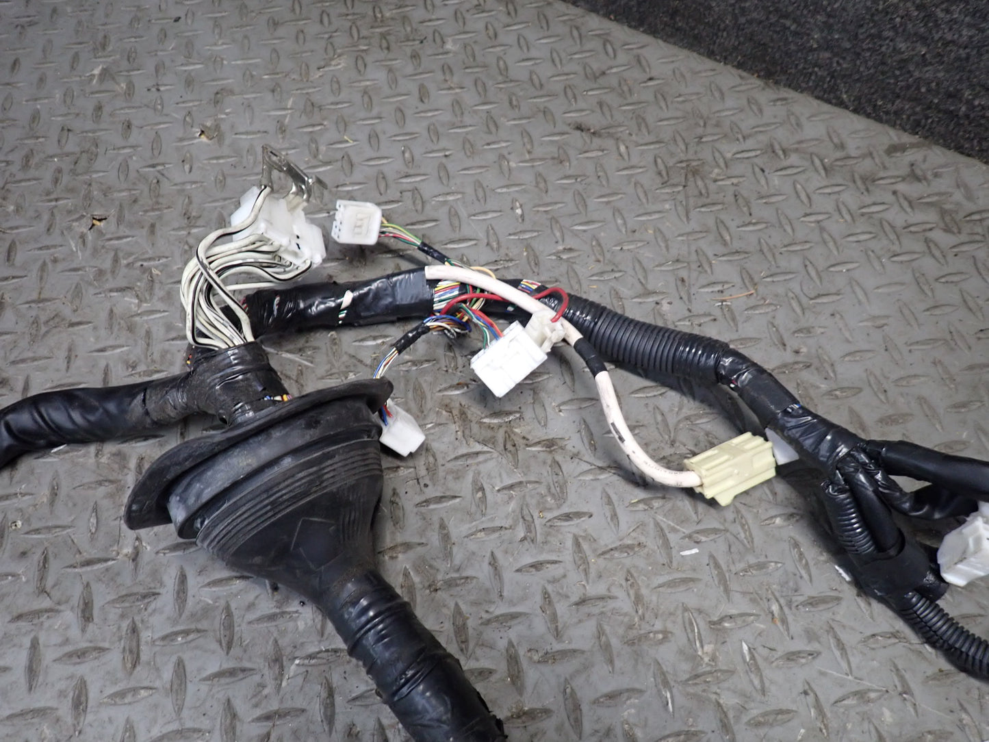 2006 Lexus UZZ40 SC430 Engine Motor Bay Wire Harness Fuse Relay Box Assy 74K OEM