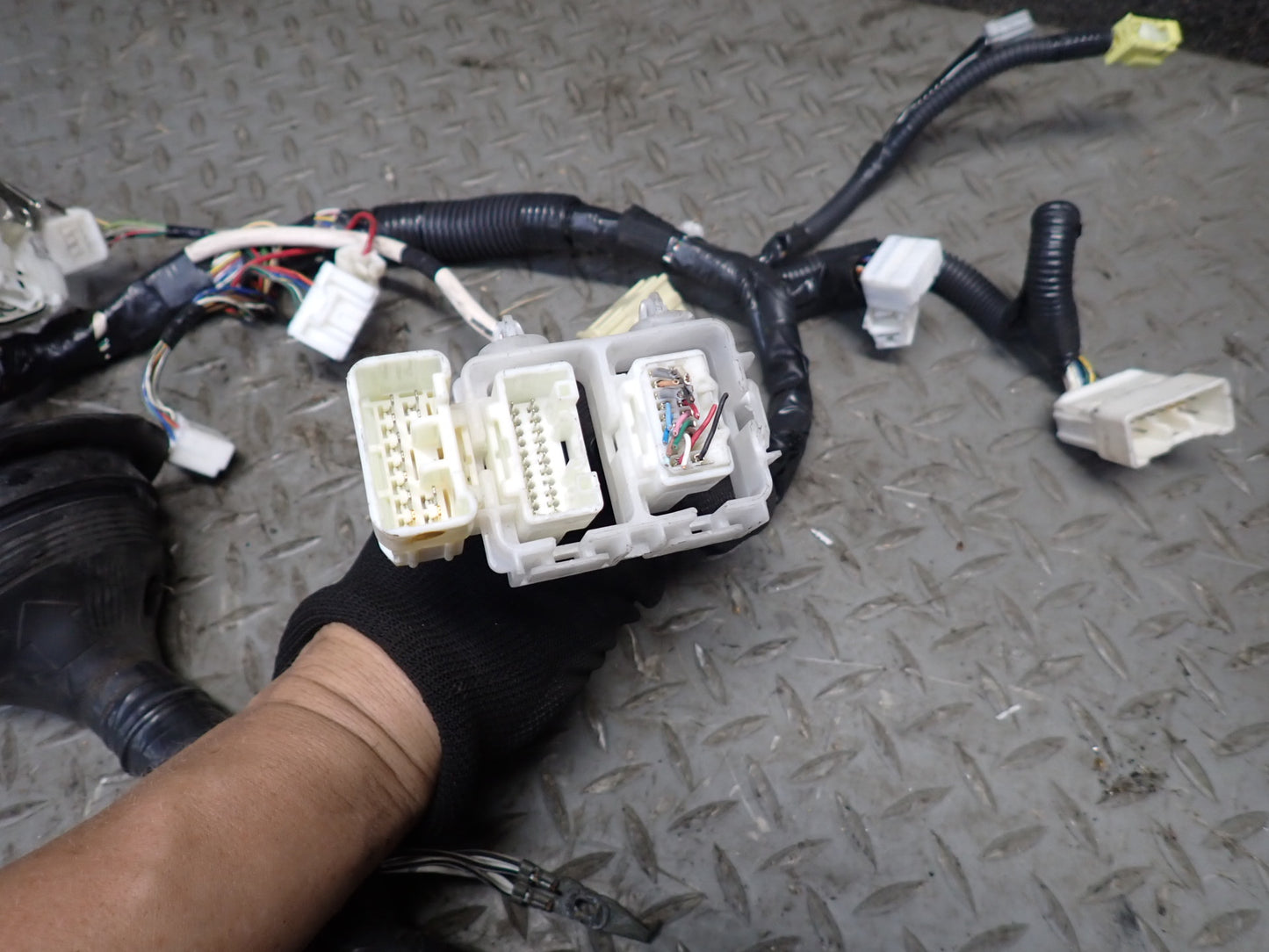 2006 Lexus UZZ40 SC430 Engine Motor Bay Wire Harness Fuse Relay Box Assy 74K OEM