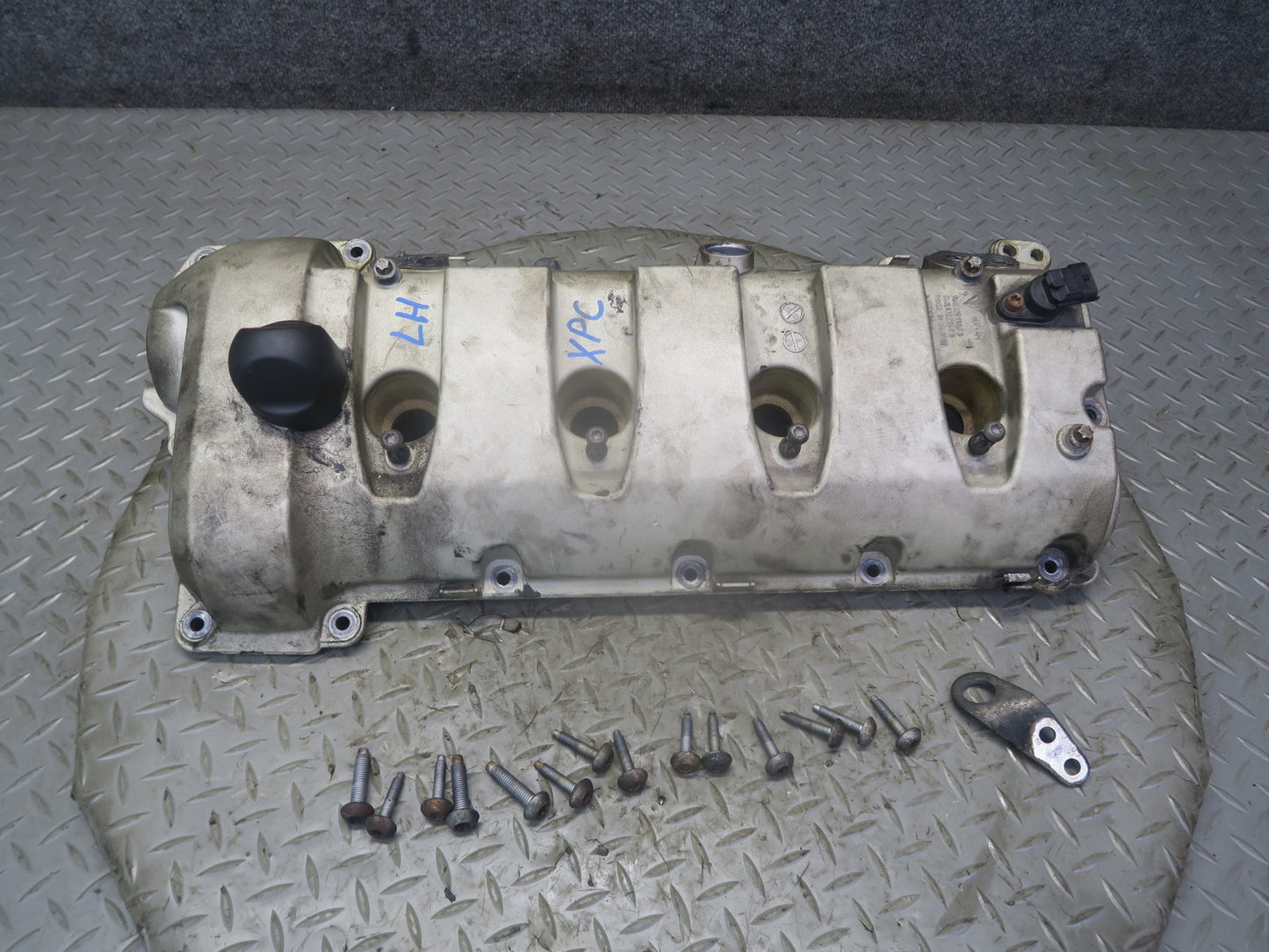 2003-2010 Porsche Cayenne 957 Turbo Left Cylinder Head Valve Cover 94810513603