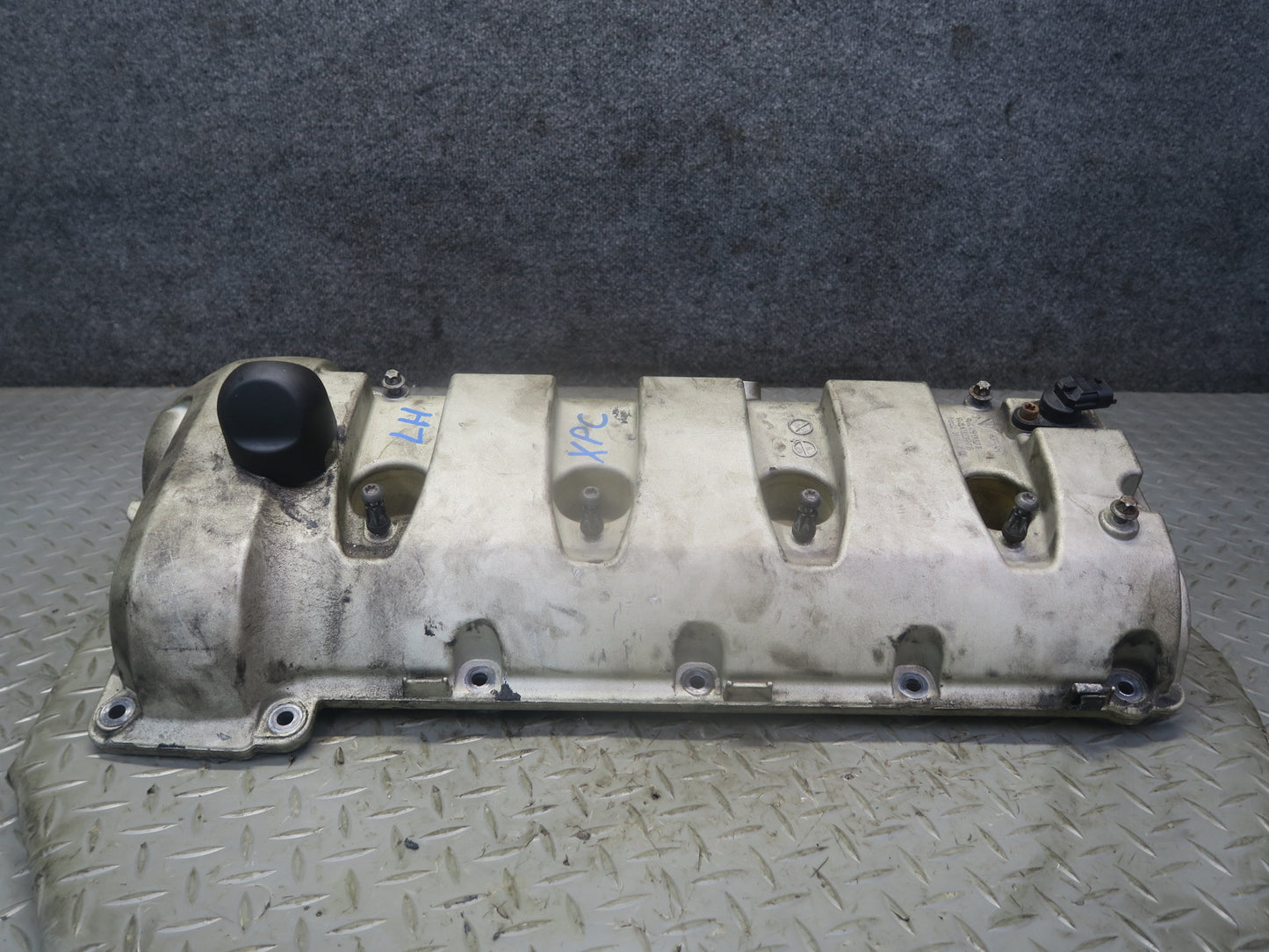 2003-2010 Porsche Cayenne 957 Turbo Left Cylinder Head Valve Cover 94810513603
