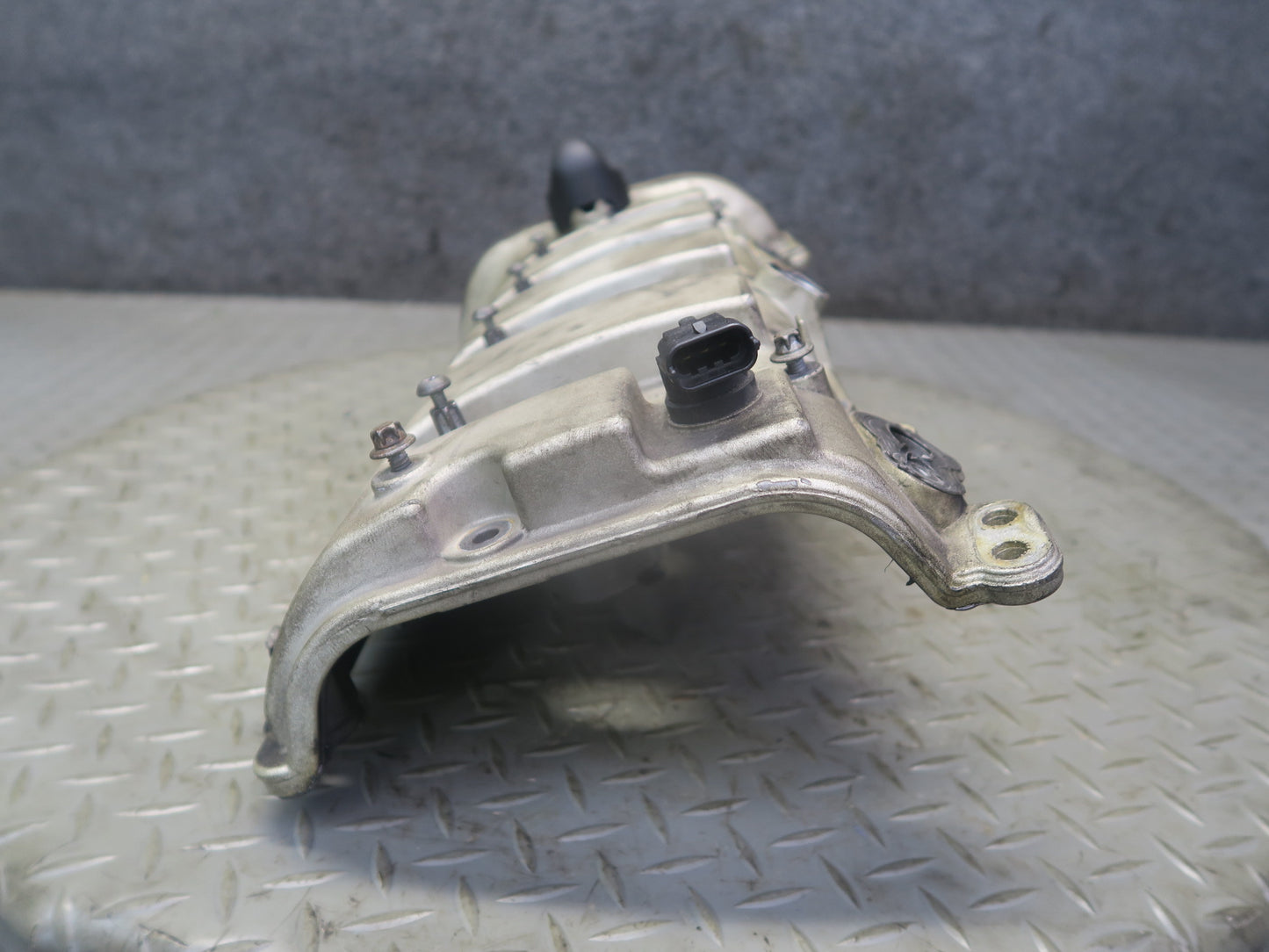 2003-2010 Porsche Cayenne 957 Turbo Left Cylinder Head Valve Cover 94810513603