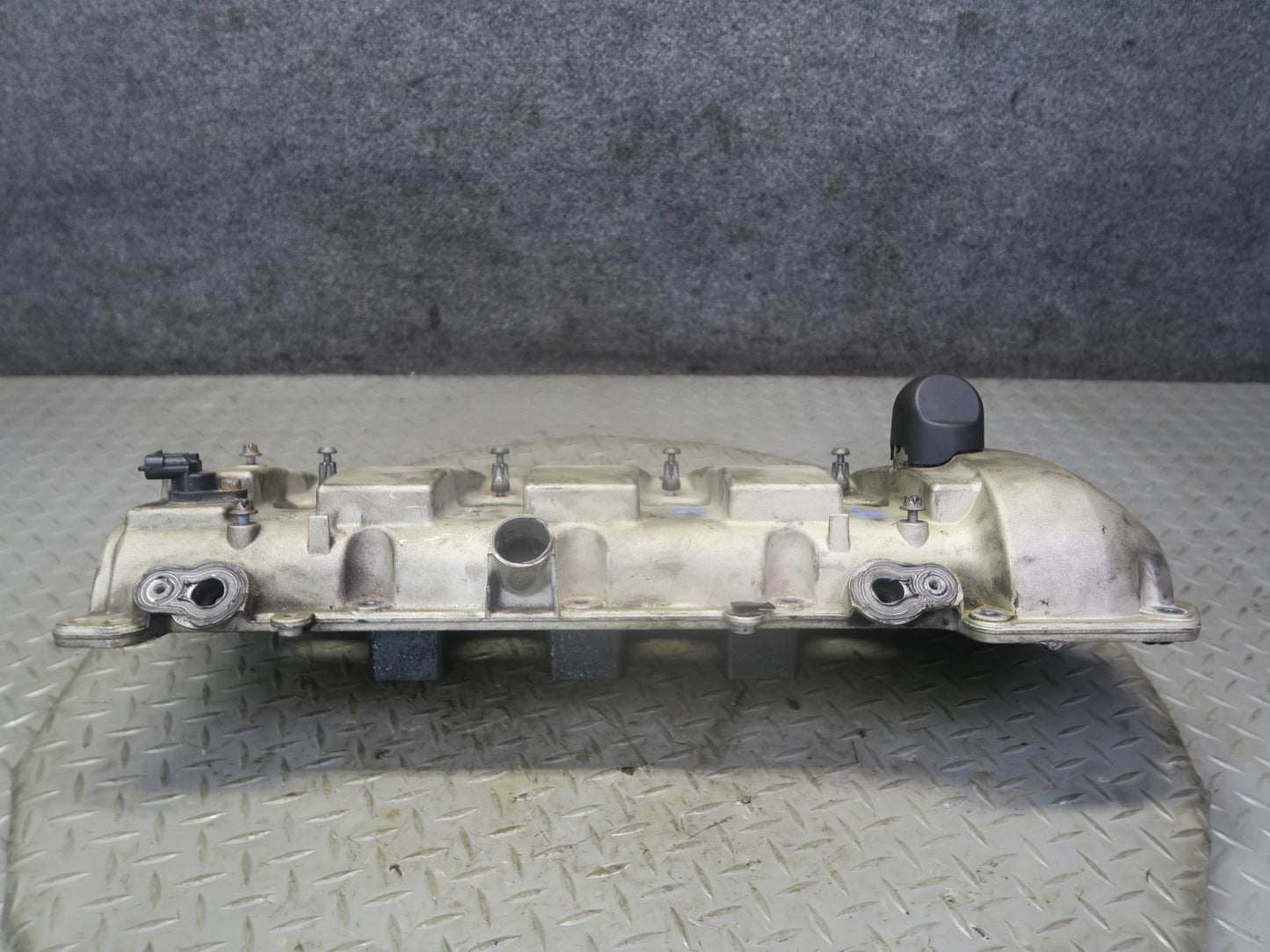 2003-2010 Porsche Cayenne 957 Turbo Left Cylinder Head Valve Cover 94810513603