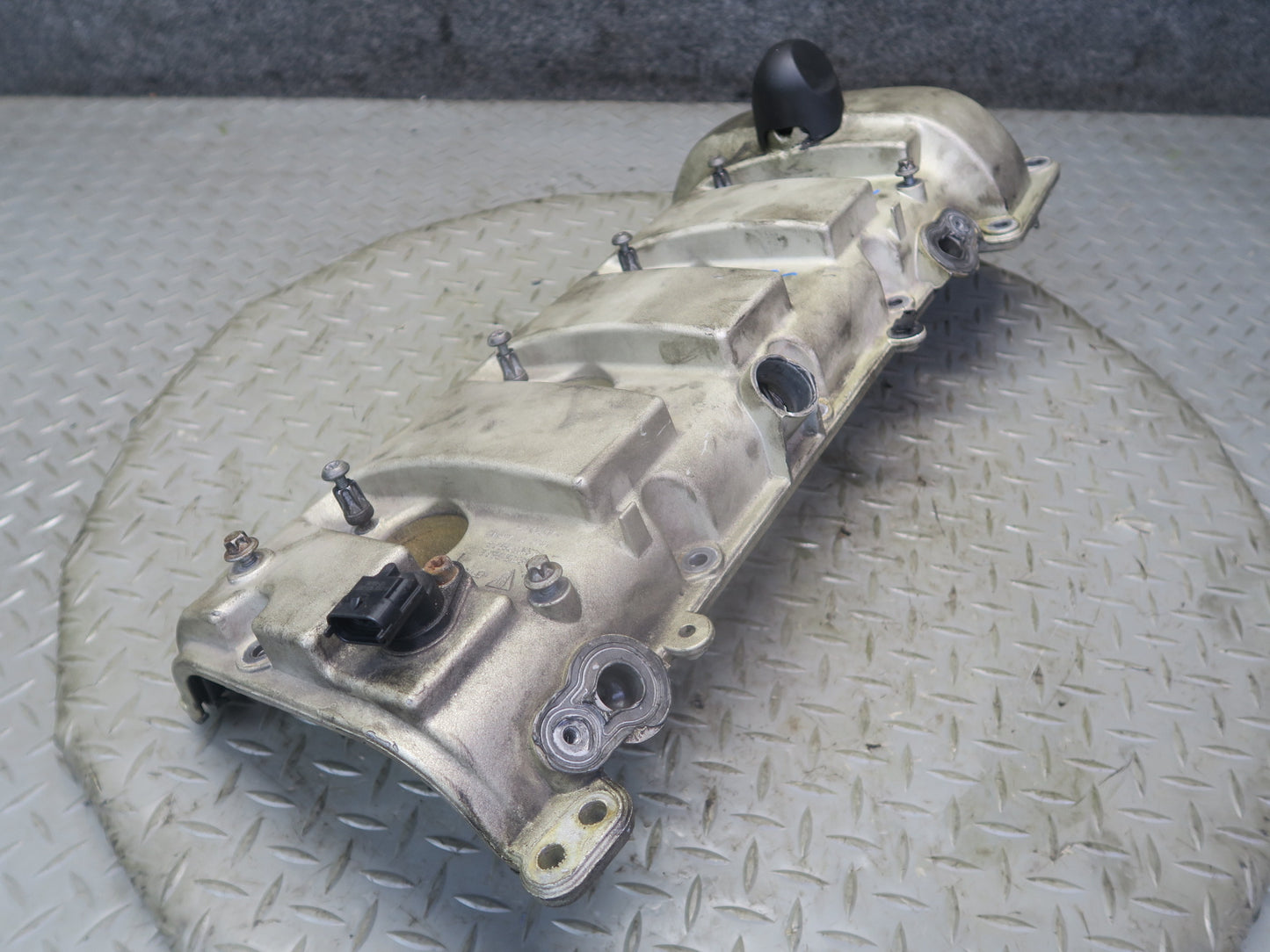 2003-2010 Porsche Cayenne 957 Turbo Left Cylinder Head Valve Cover 94810513603