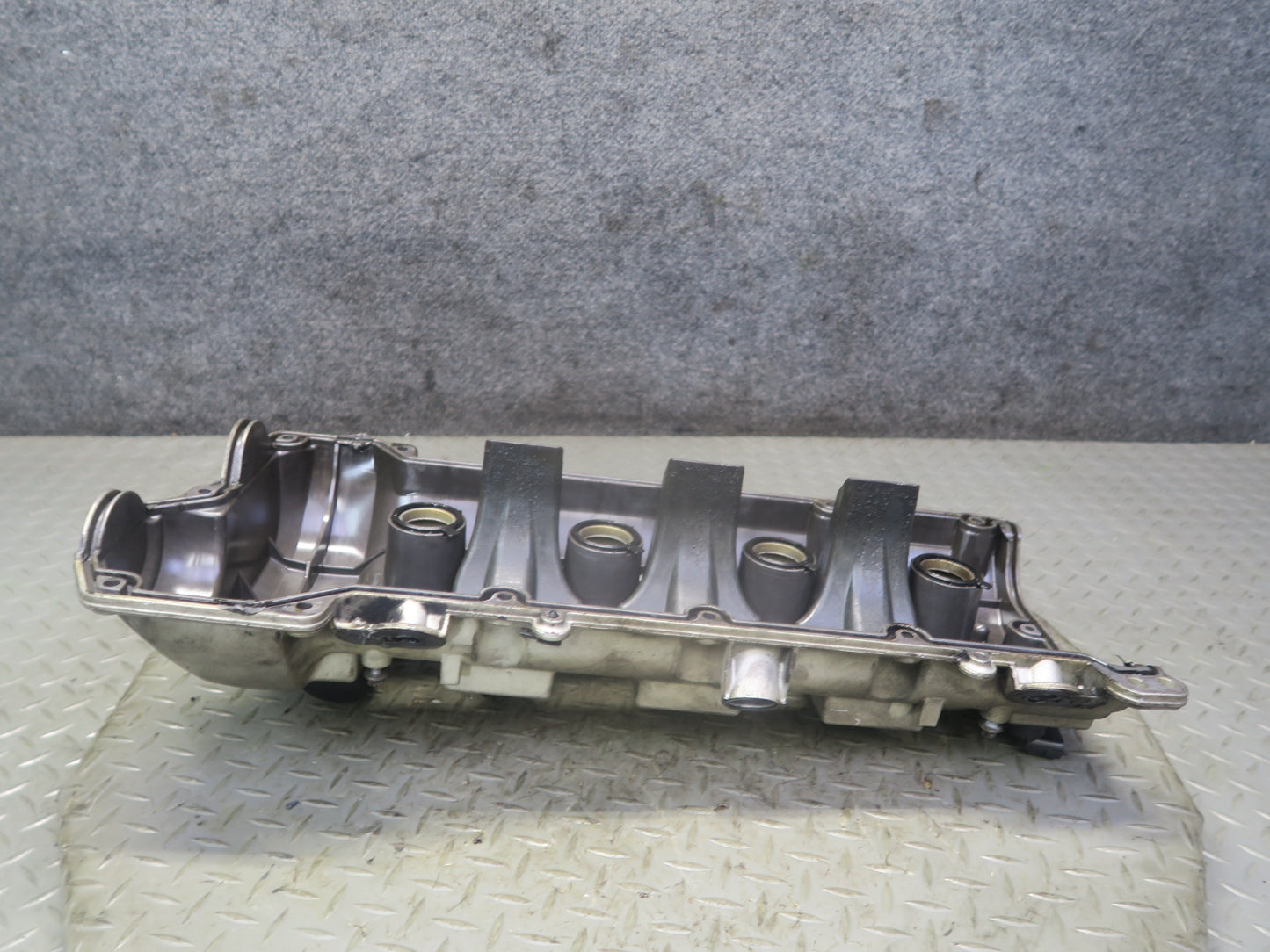 2003-2010 Porsche Cayenne 957 Turbo Left Cylinder Head Valve Cover 94810513603