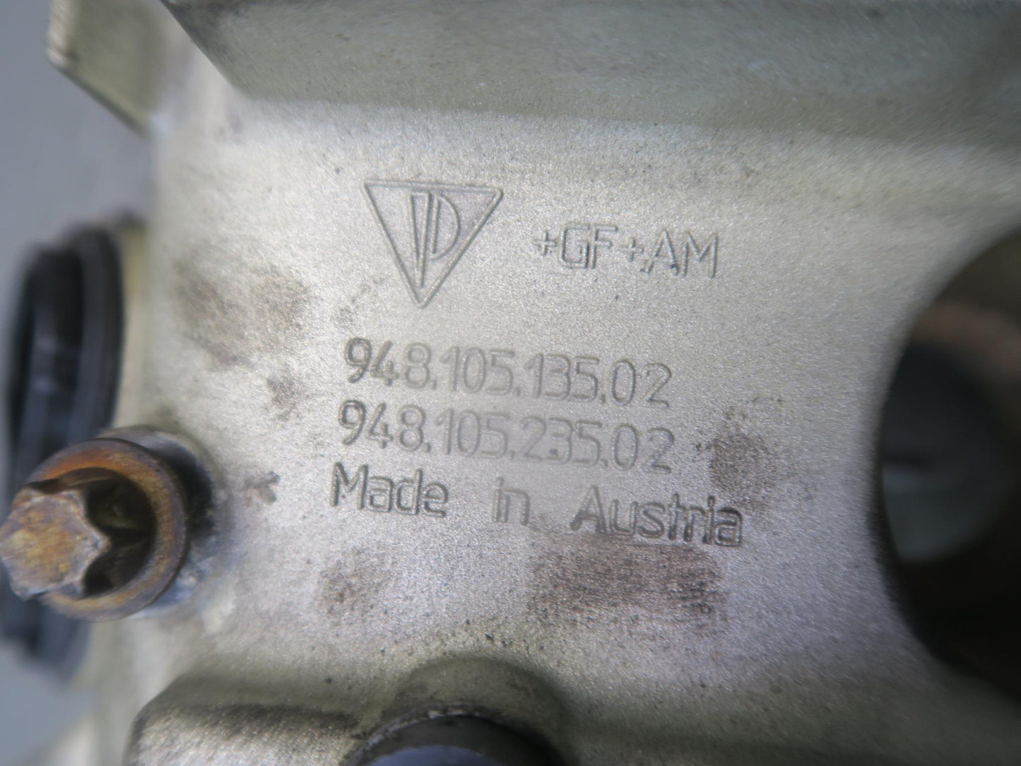 2008-2010 Porsche Cayenne 957 Turbo Right Cylinder Head Valve Cover 94810513502