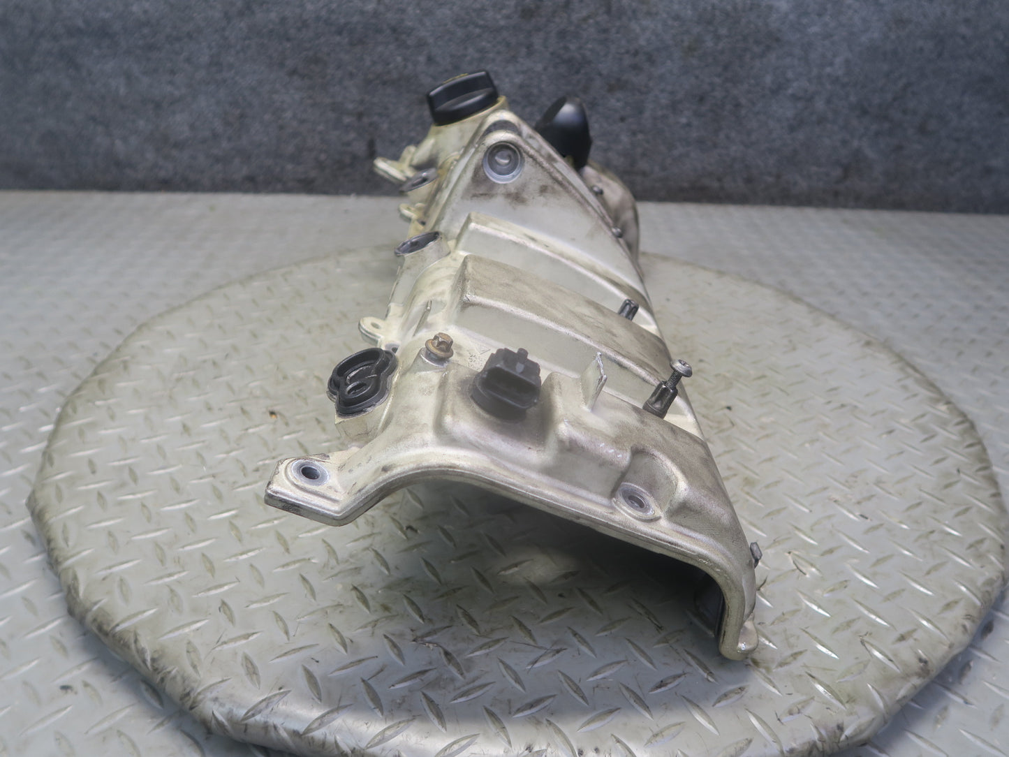 2008-2010 Porsche Cayenne 957 Turbo Right Cylinder Head Valve Cover 94810513502