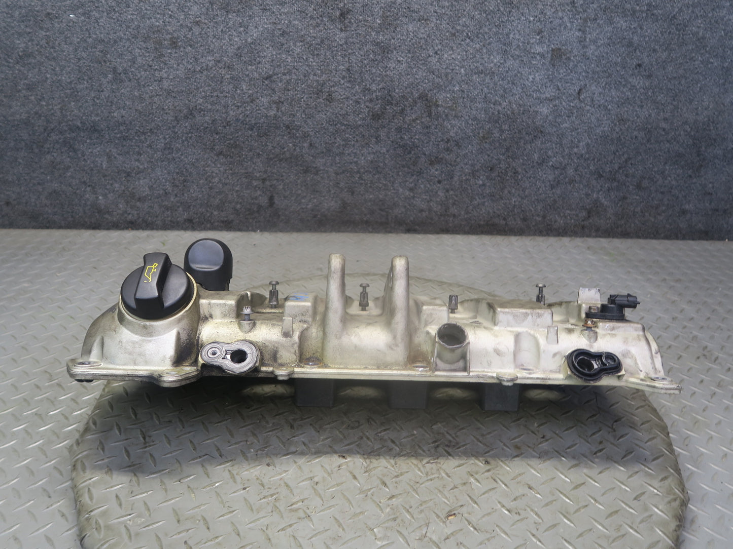 2008-2010 Porsche Cayenne 957 Turbo Right Cylinder Head Valve Cover 94810513502