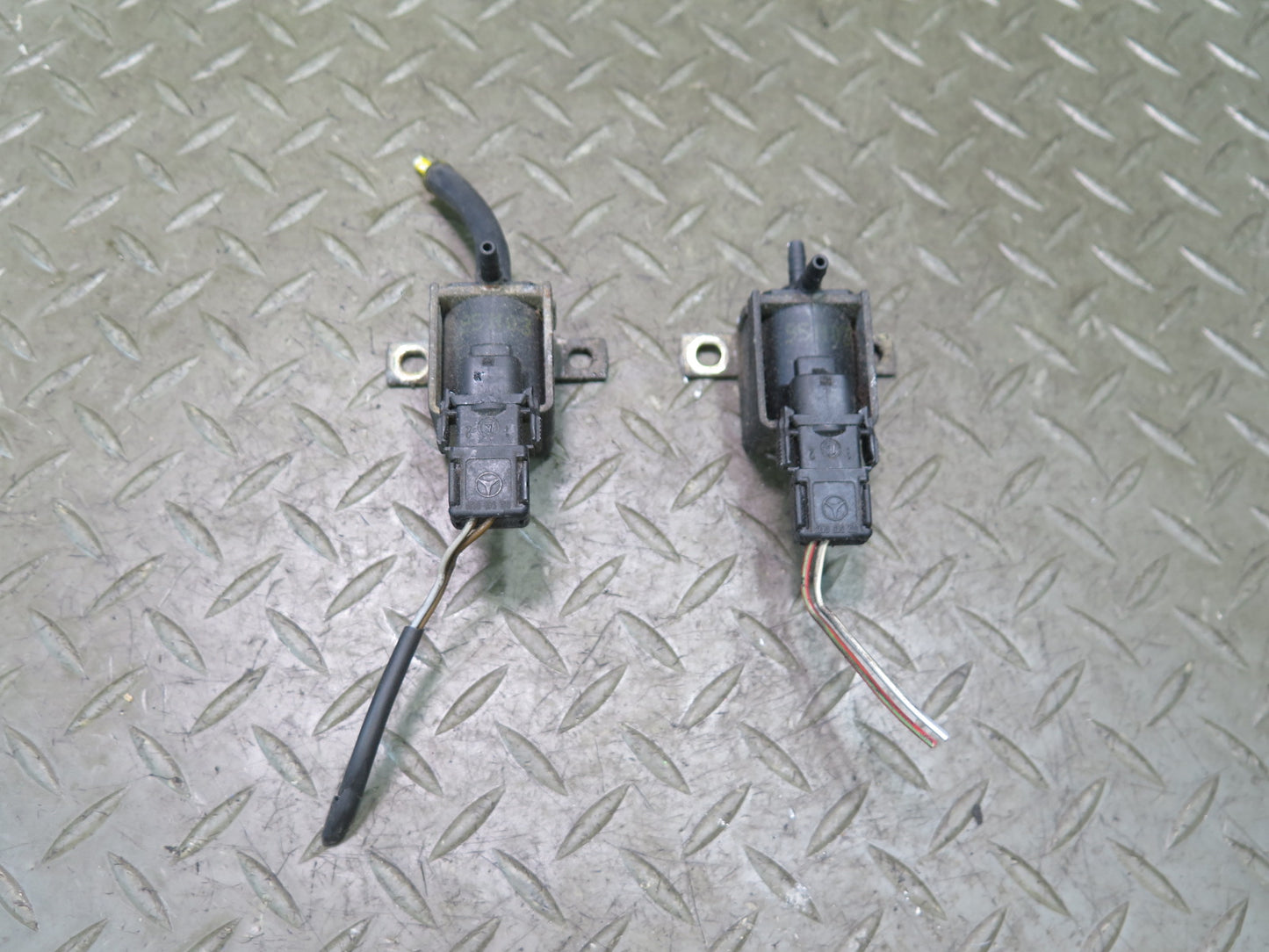94-99 Mercedes W140 S500 Set of 2 Air Vacuum Valve OEM