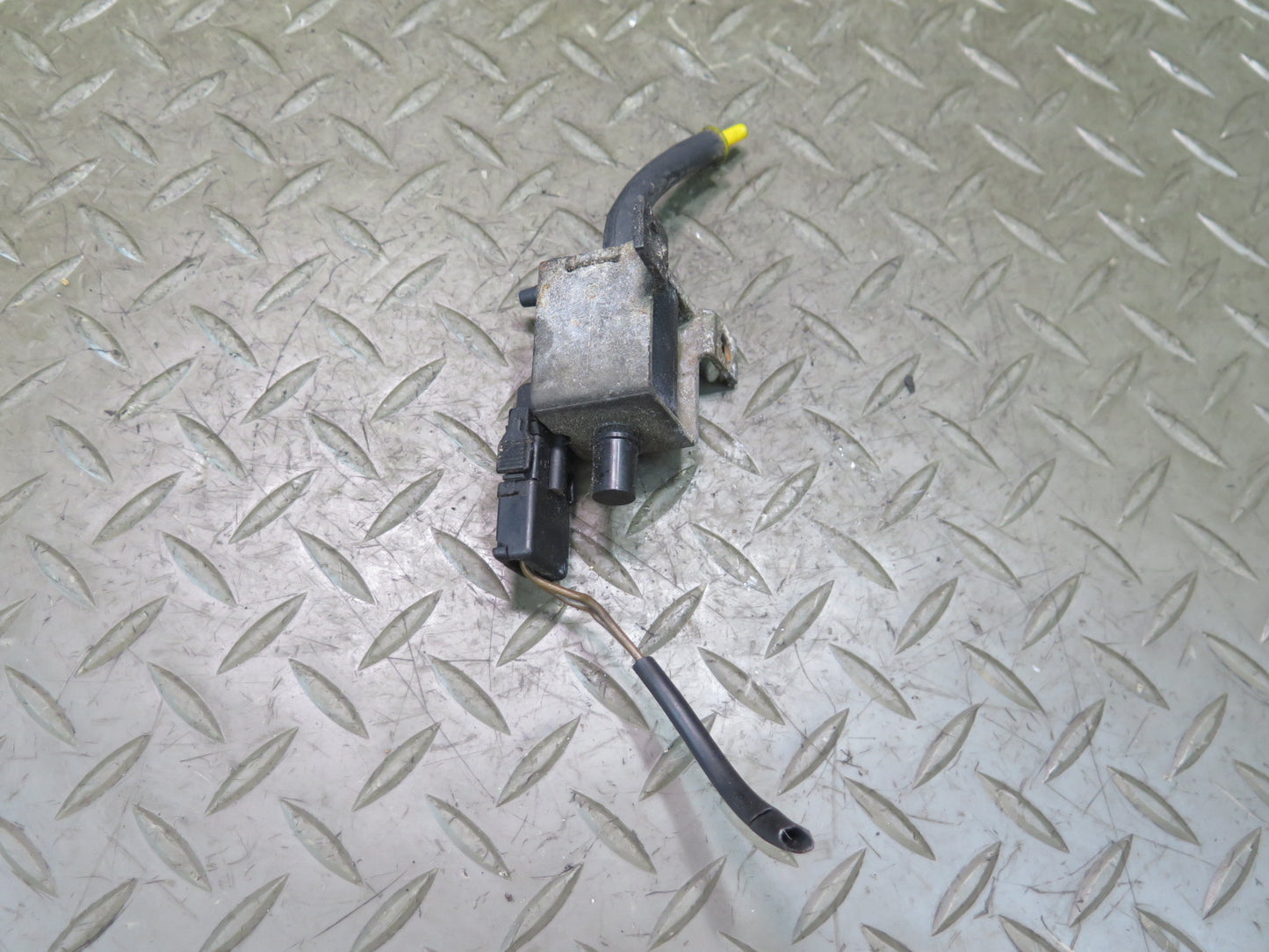 94-99 Mercedes W140 S500 Set of 2 Air Vacuum Valve OEM