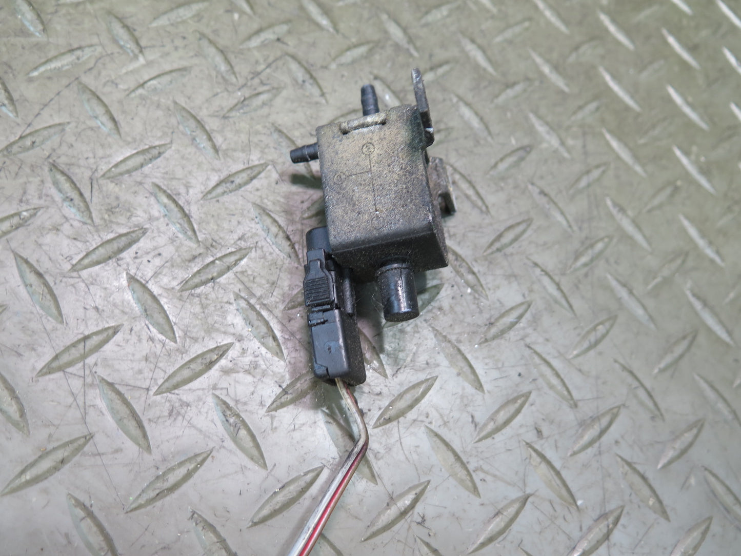 94-99 Mercedes W140 S500 Set of 2 Air Vacuum Valve OEM