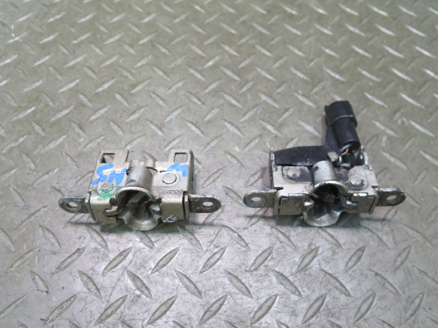 94-99 Mercedes W140 C140 S500 Set of 2 Front Left & Right Hood Lock Latch OEM