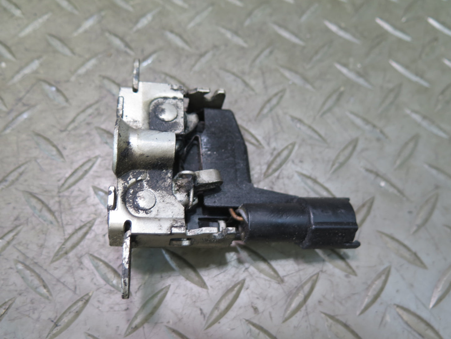 94-99 Mercedes W140 C140 S500 Set of 2 Front Left & Right Hood Lock Latch OEM