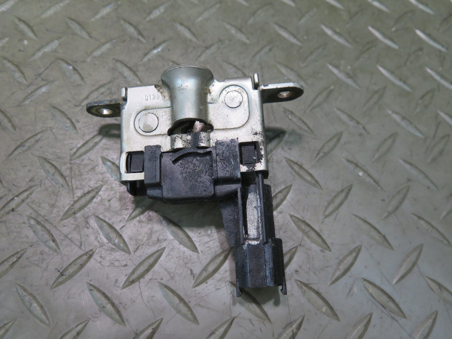94-99 Mercedes W140 C140 S500 Set of 2 Front Left & Right Hood Lock Latch OEM