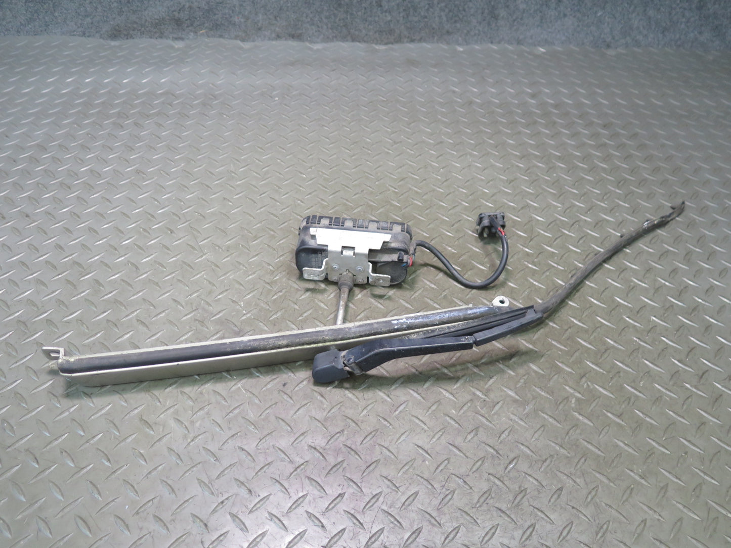 94-99 Mercedes W140 S420 S500 Front Right Headlight Wiper Arm w Motor & Trim OEM
