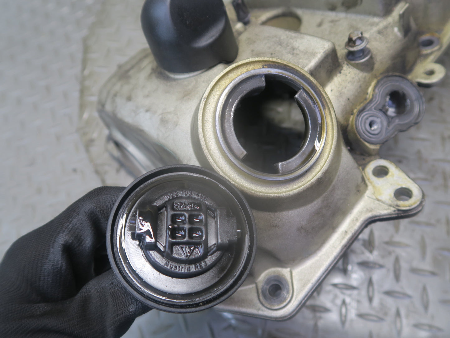 2008-2010 Porsche Cayenne 957 Turbo Right Cylinder Head Valve Cover 94810513502