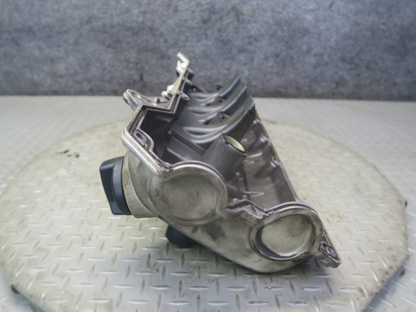 2008-2010 Porsche Cayenne 957 Turbo Right Cylinder Head Valve Cover 94810513502