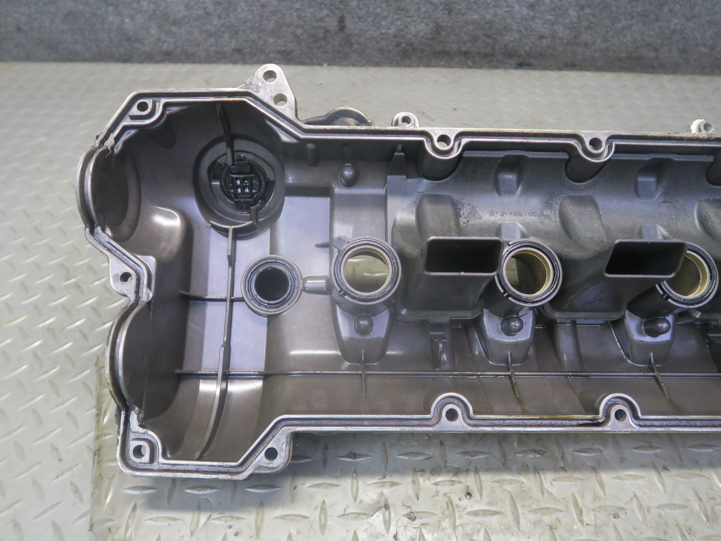 2008-2010 Porsche Cayenne 957 Turbo Right Cylinder Head Valve Cover 94810513502
