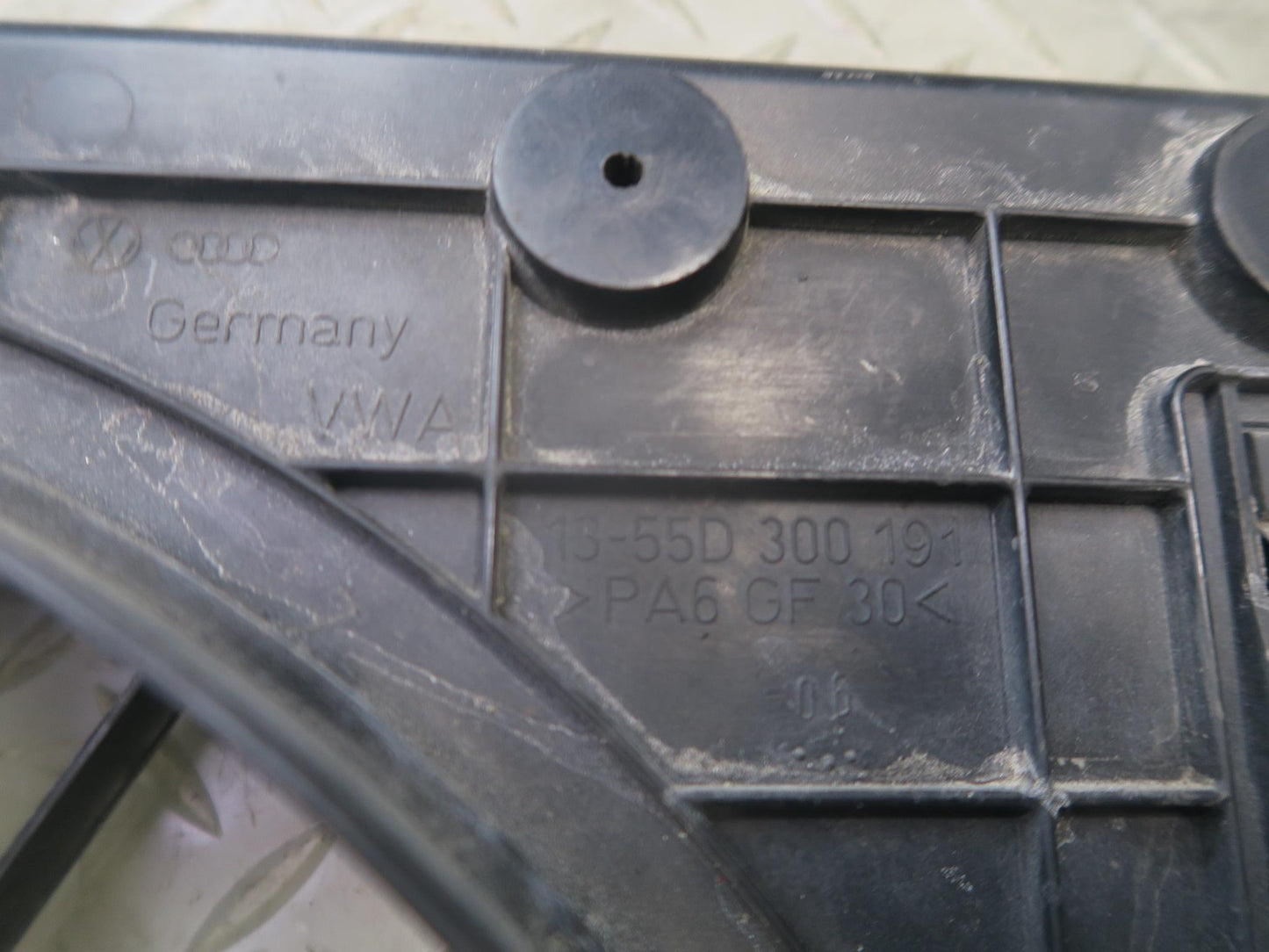 06-09 VW Golf MK5 R32 Engine Cooling  Fan Motor Shroud 1K0121207AA OEM