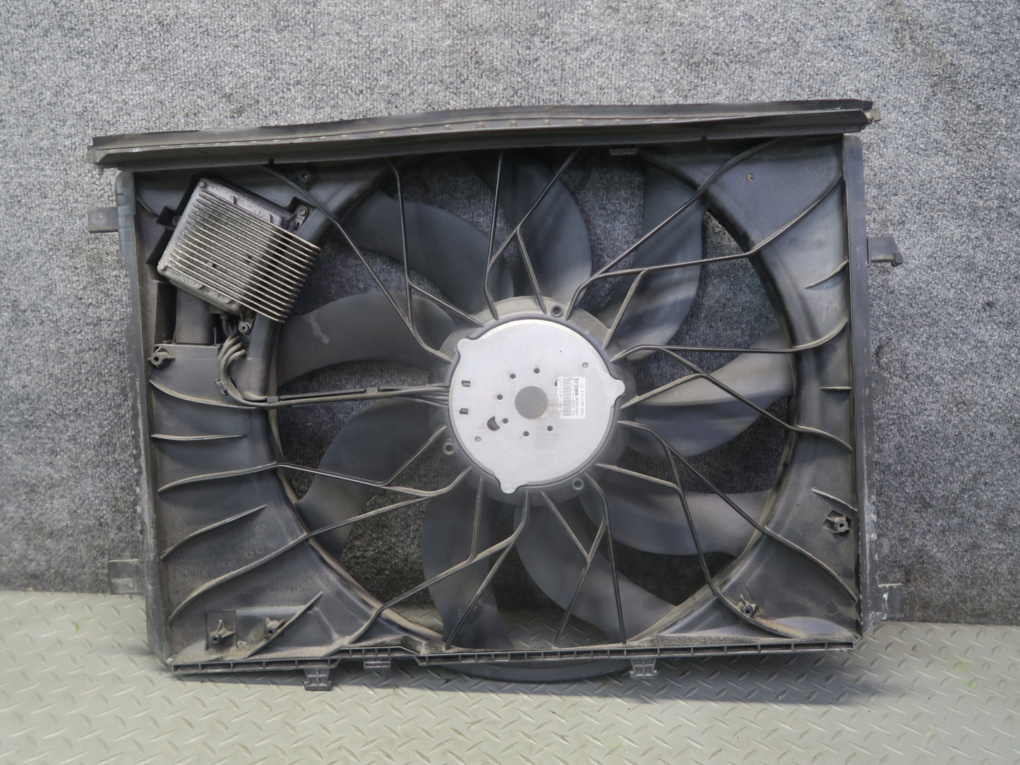 13-20 Mercedes R231 SL550 Engine Cooling Fan Motor Shroud 2129061002 OEM