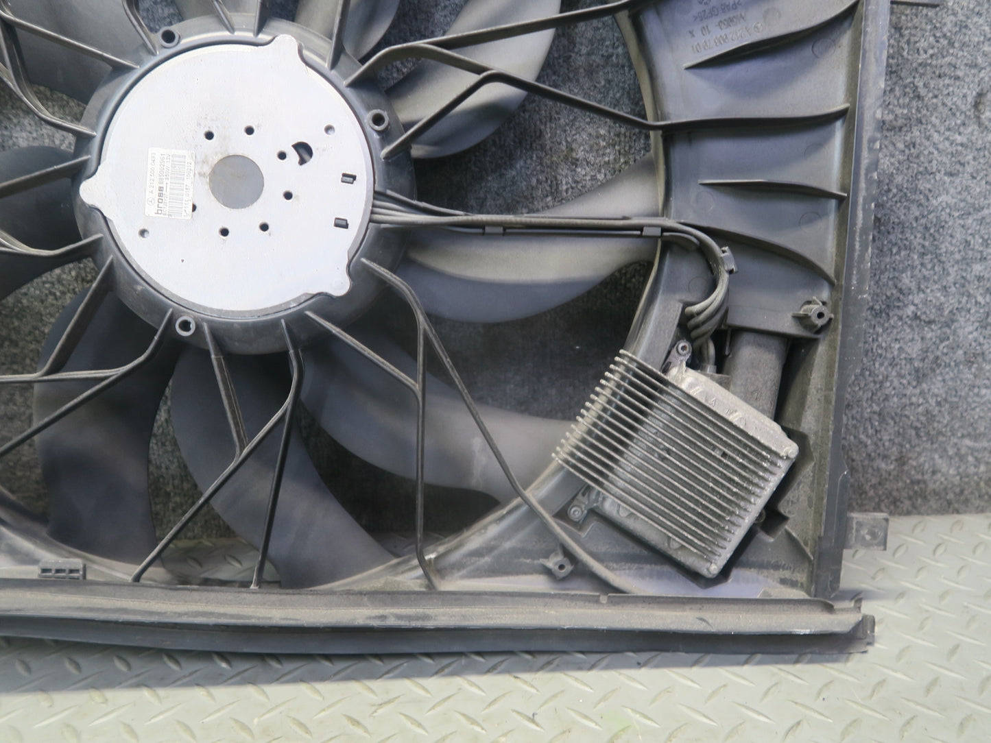 13-20 Mercedes R231 SL550 Engine Cooling Fan Motor Shroud 2129061002 OEM
