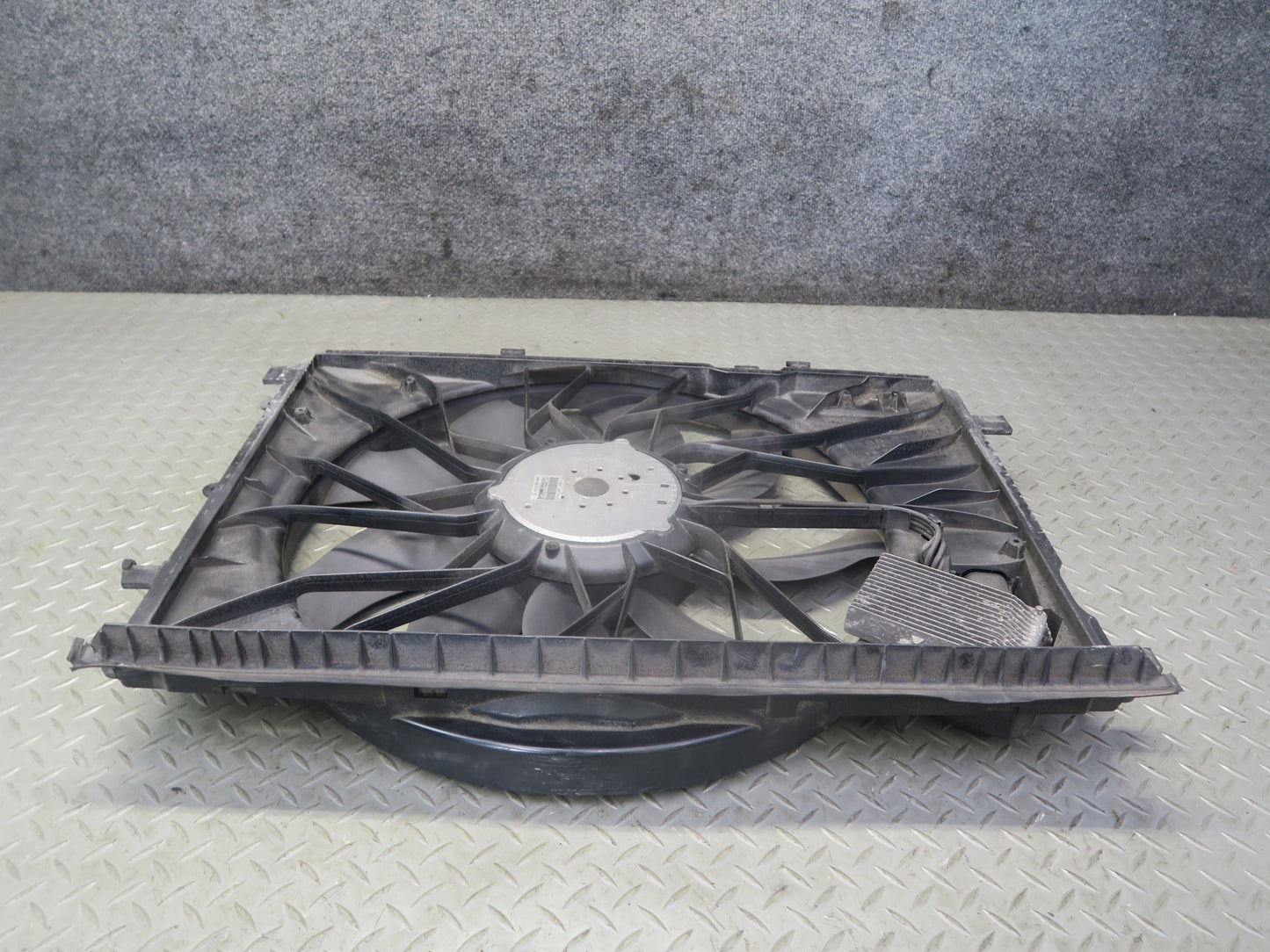 13-20 Mercedes R231 SL550 Engine Cooling Fan Motor Shroud 2129061002 OEM