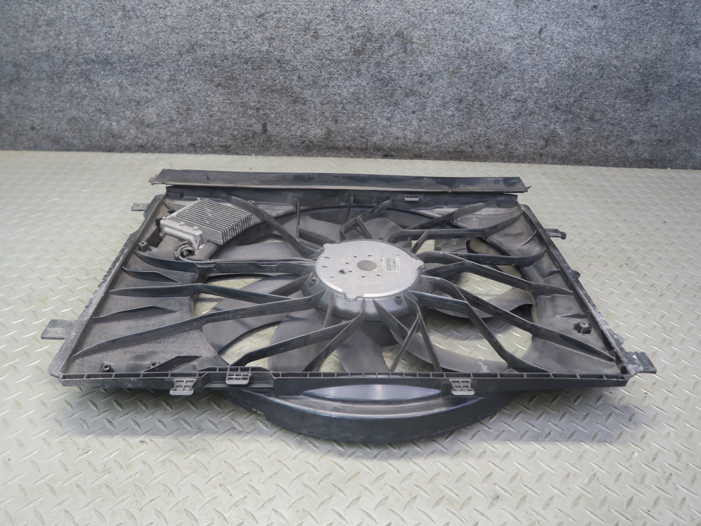 13-20 Mercedes R231 SL550 Engine Cooling Fan Motor Shroud 2129061002 OEM
