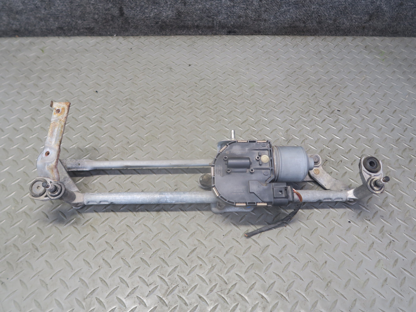 06-09 VW Golf MK5 R32 Windshield Wiper Transmission Linkage w Motor OEM