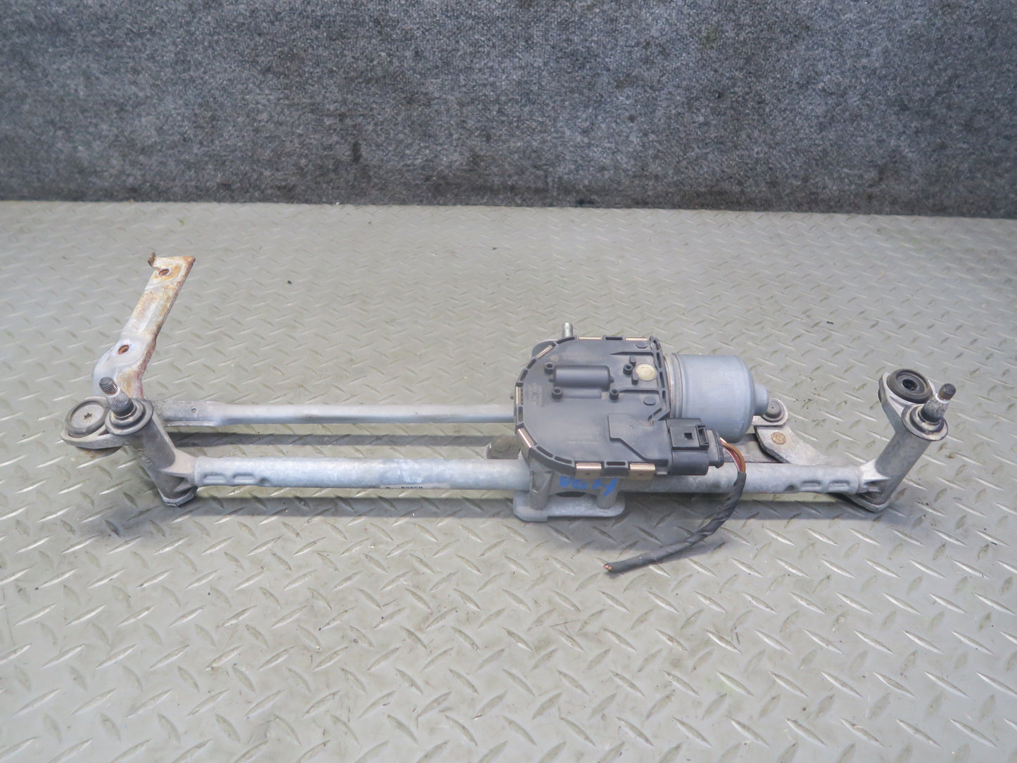 06-09 VW Golf MK5 R32 Windshield Wiper Transmission Linkage w Motor OEM