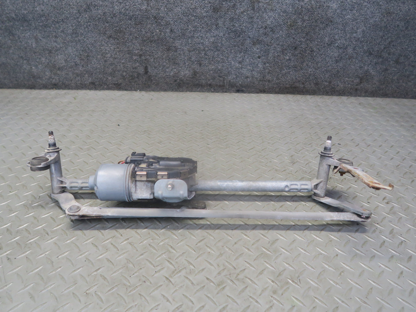 06-09 VW Golf MK5 R32 Windshield Wiper Transmission Linkage w Motor OEM