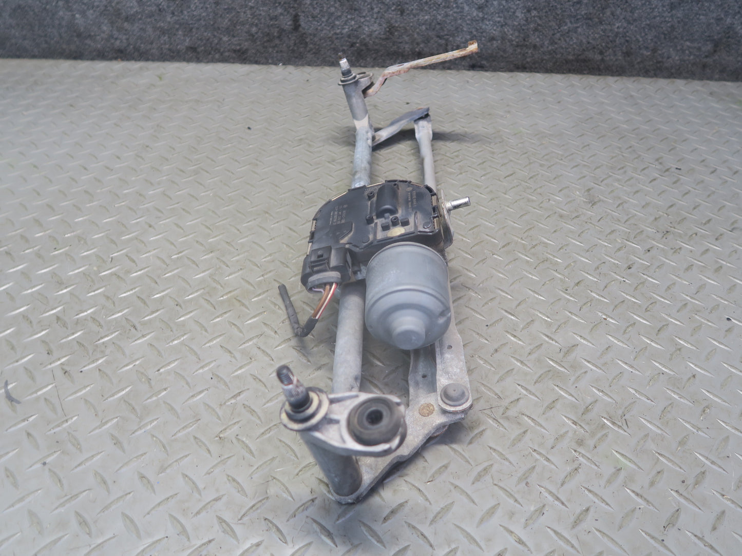 06-09 VW Golf MK5 R32 Windshield Wiper Transmission Linkage w Motor OEM