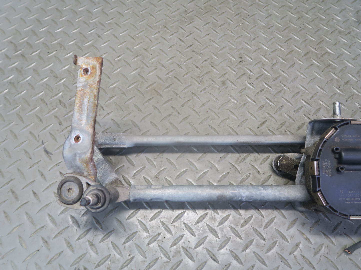 06-09 VW Golf MK5 R32 Windshield Wiper Transmission Linkage w Motor OEM